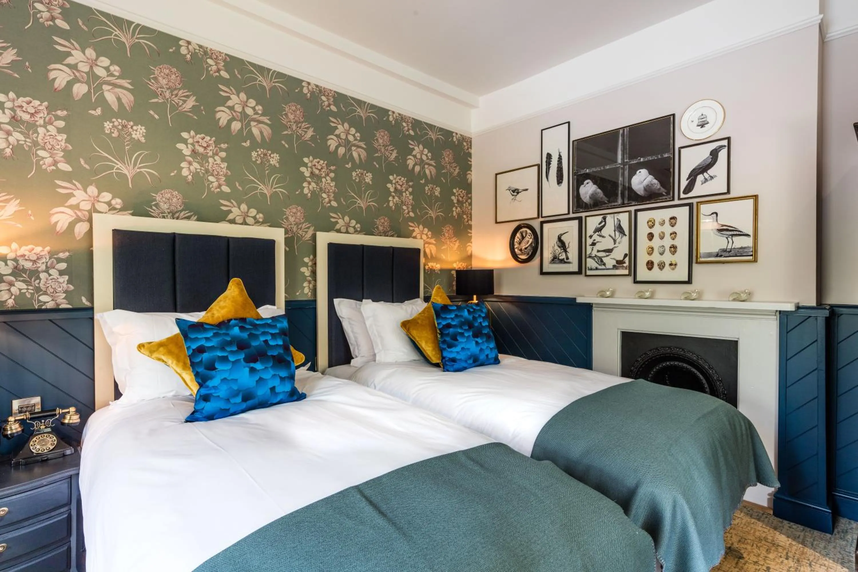 Photo of the whole room, Bed in Hand and Spear