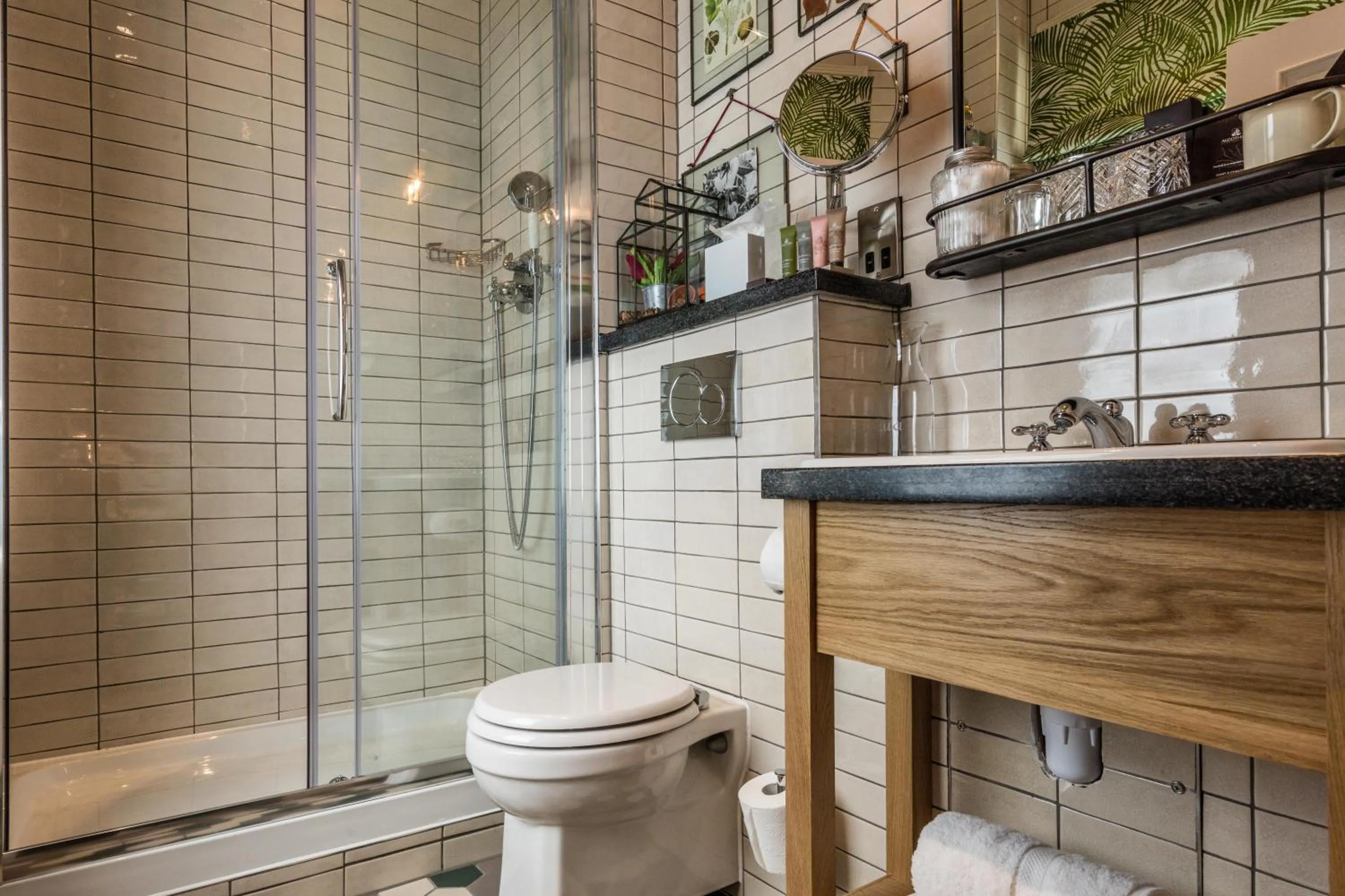 Bathroom in Hand and Spear