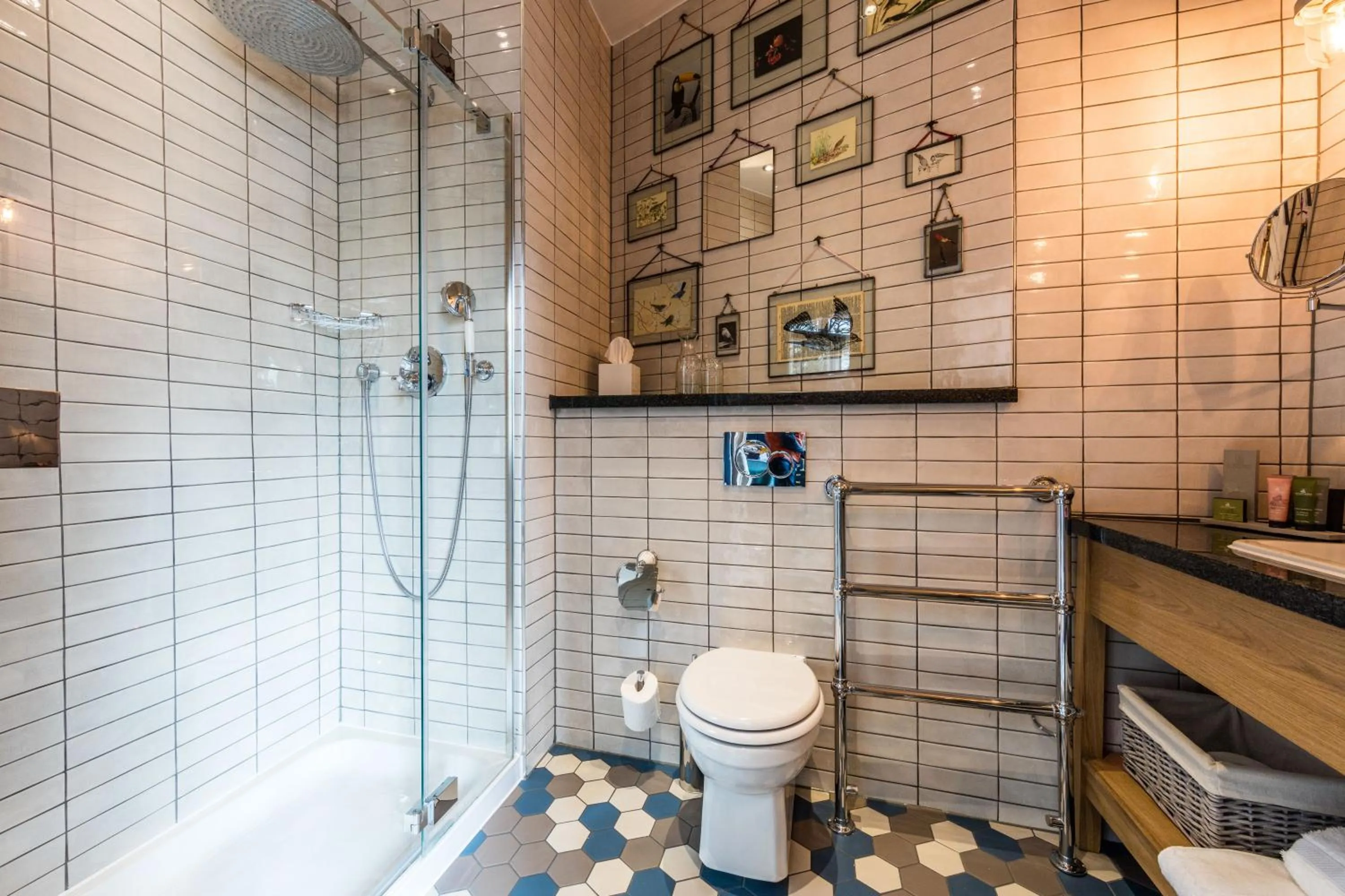 Bathroom in Hand and Spear