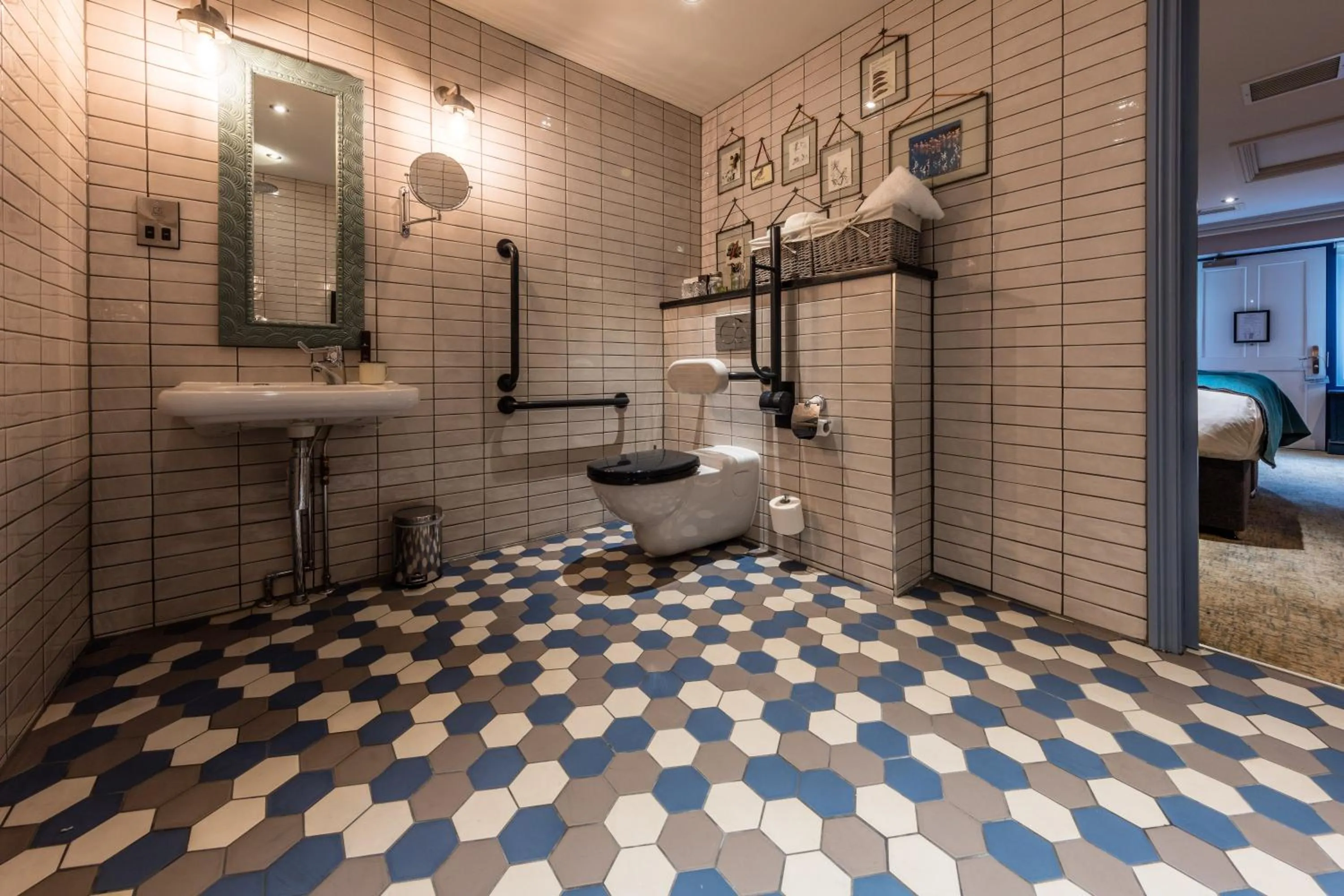 Bathroom in Hand and Spear