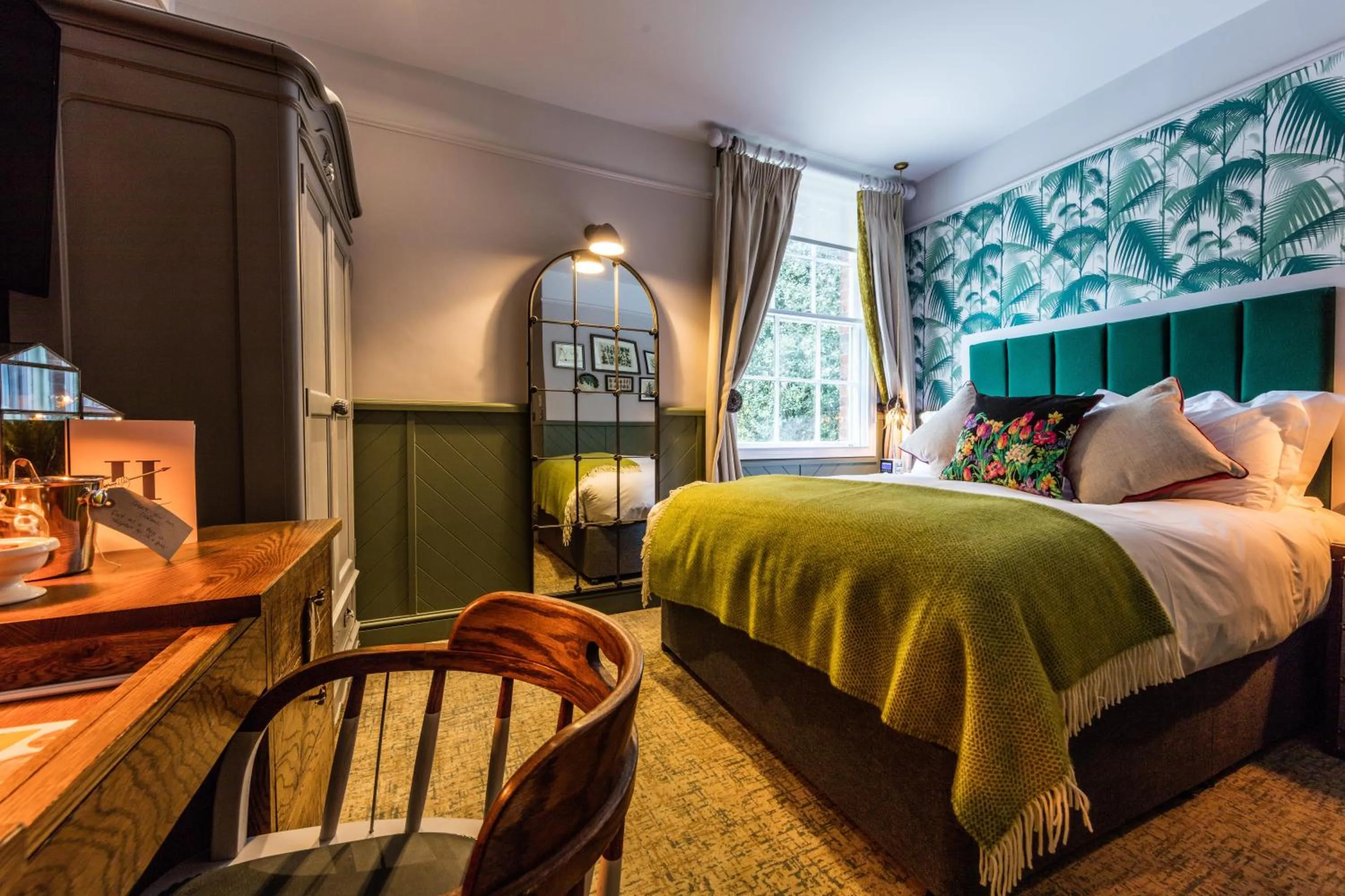 Photo of the whole room, Bed in Hand and Spear