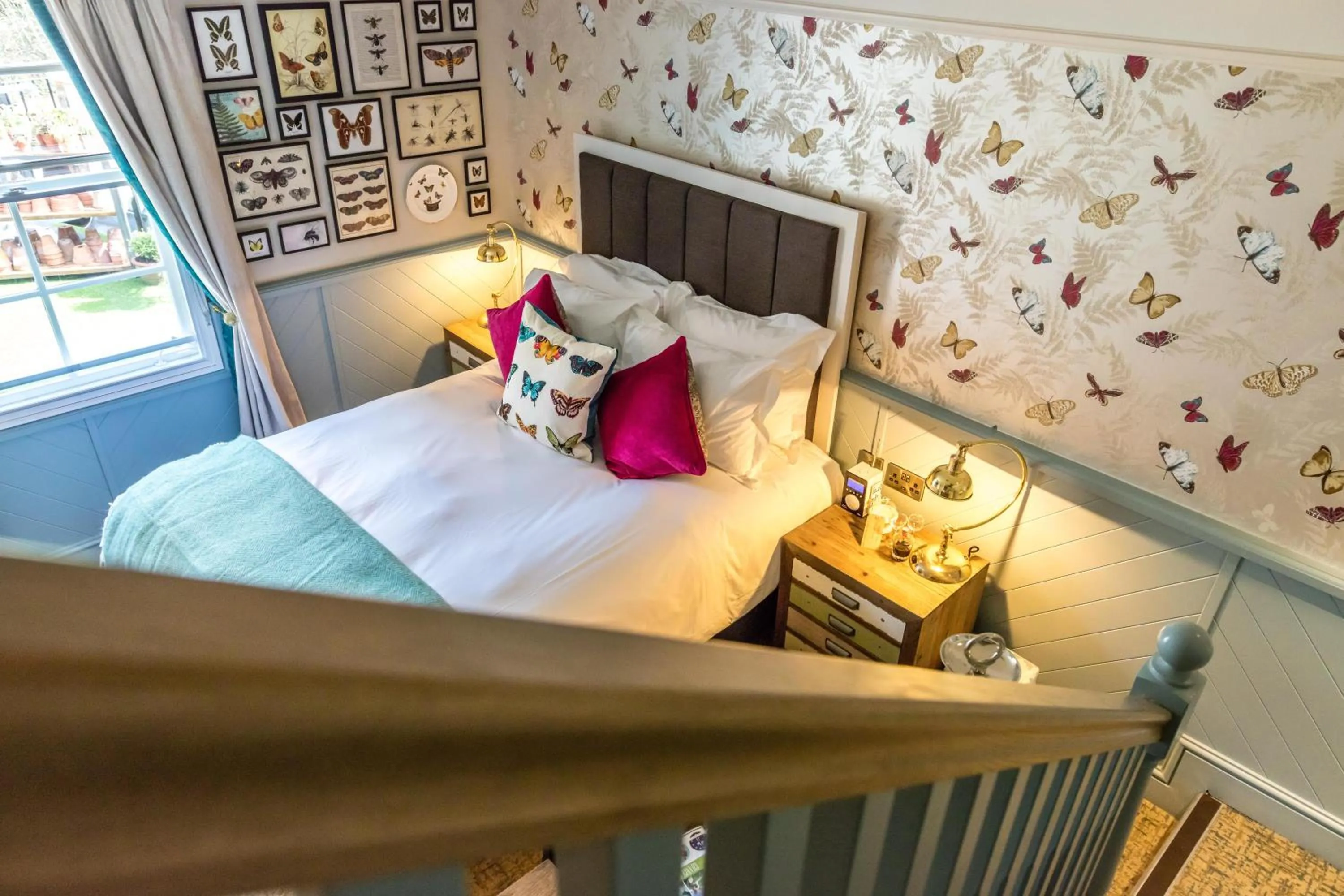 Photo of the whole room, Bed in Hand and Spear