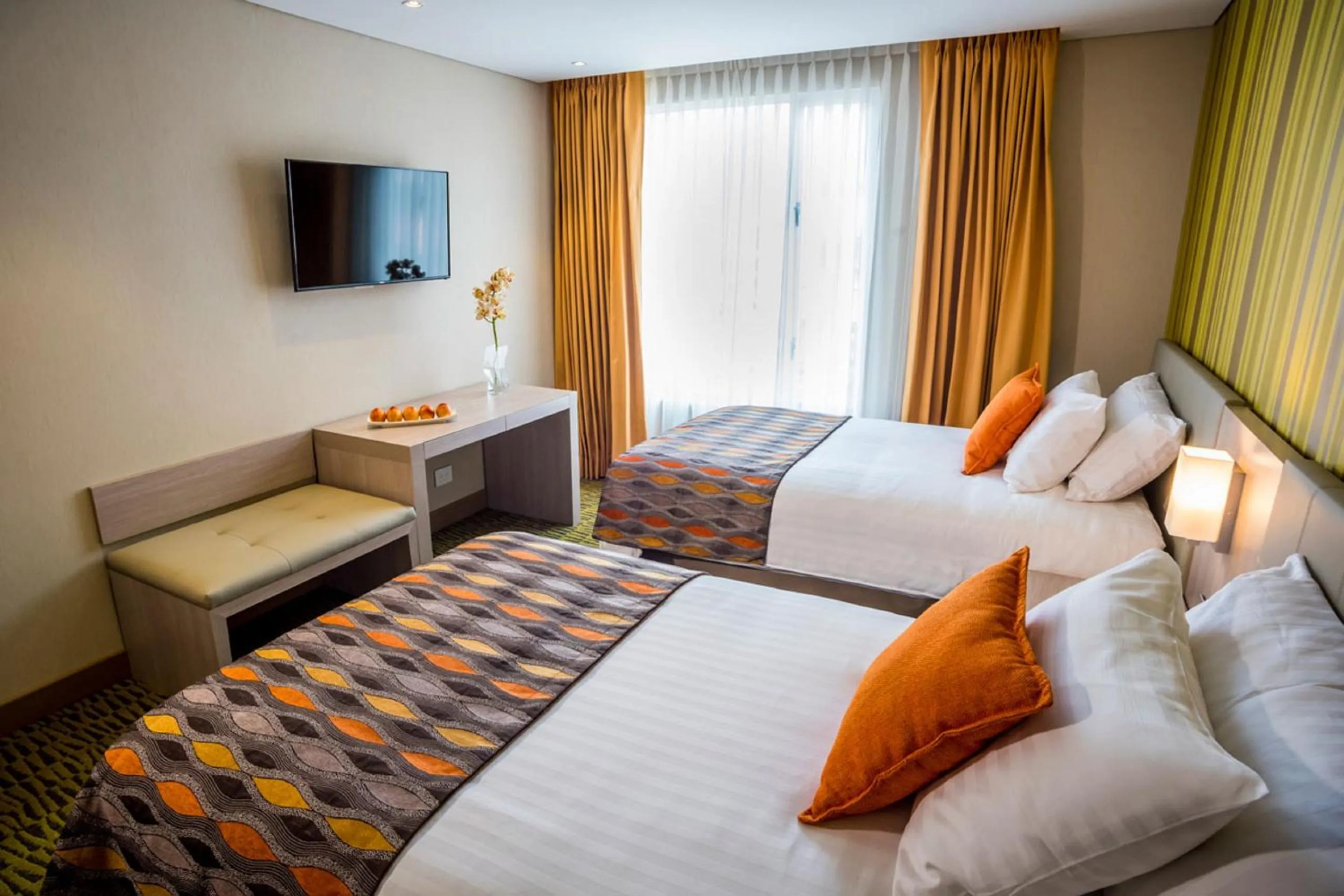 Bedroom, Bed in Hotel Plaza Suites