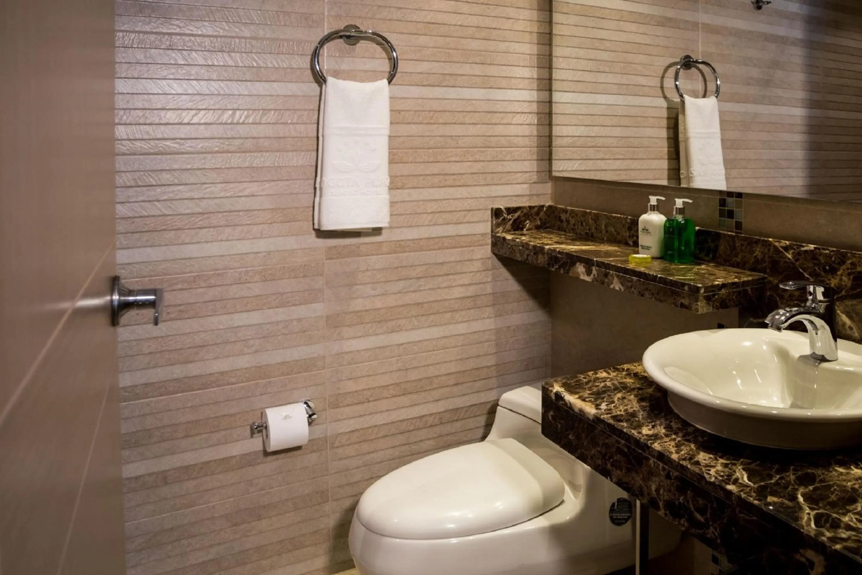 Bathroom in Hotel Plaza Suites