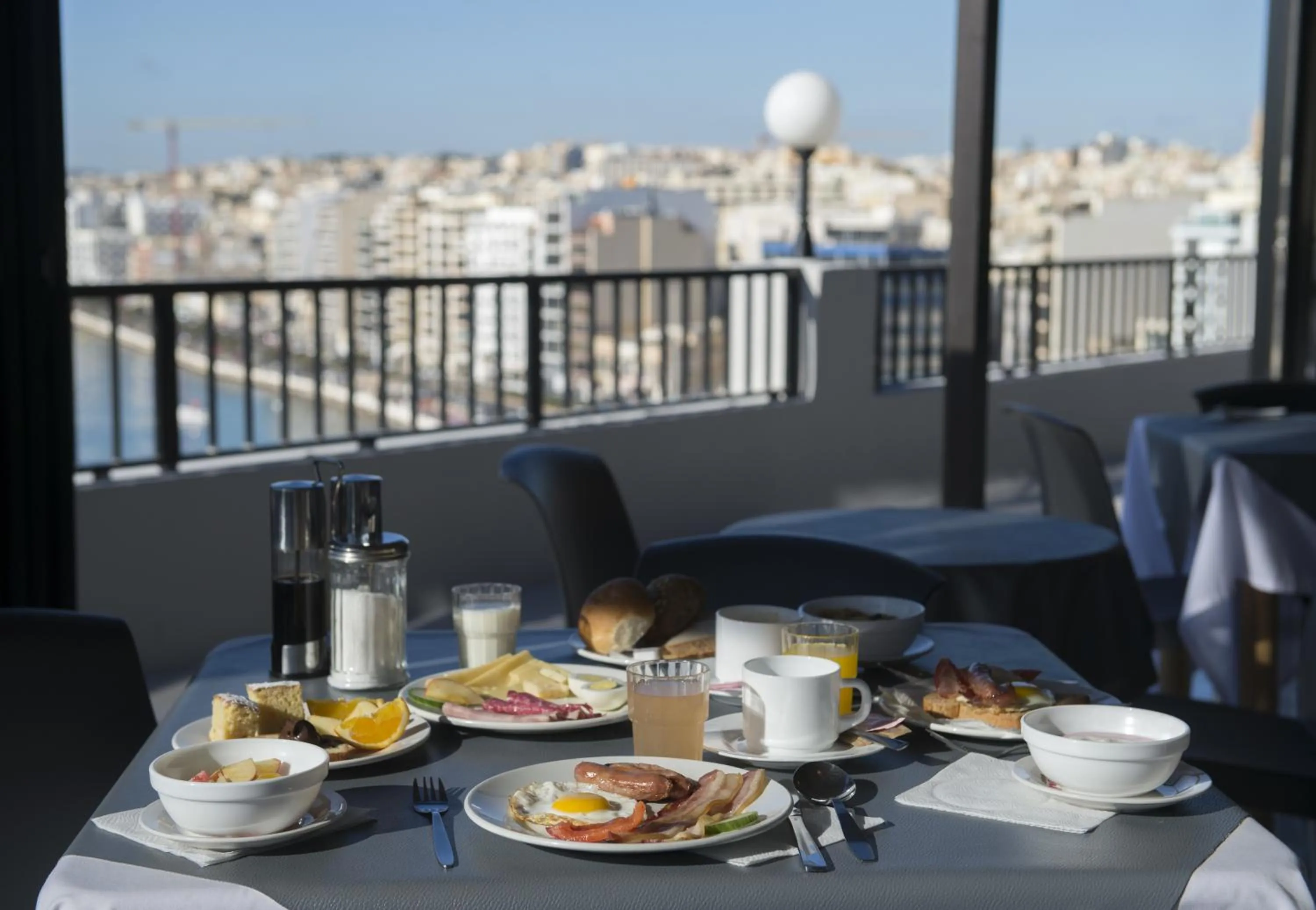 Restaurant/places to eat in Sliema Marina Hotel