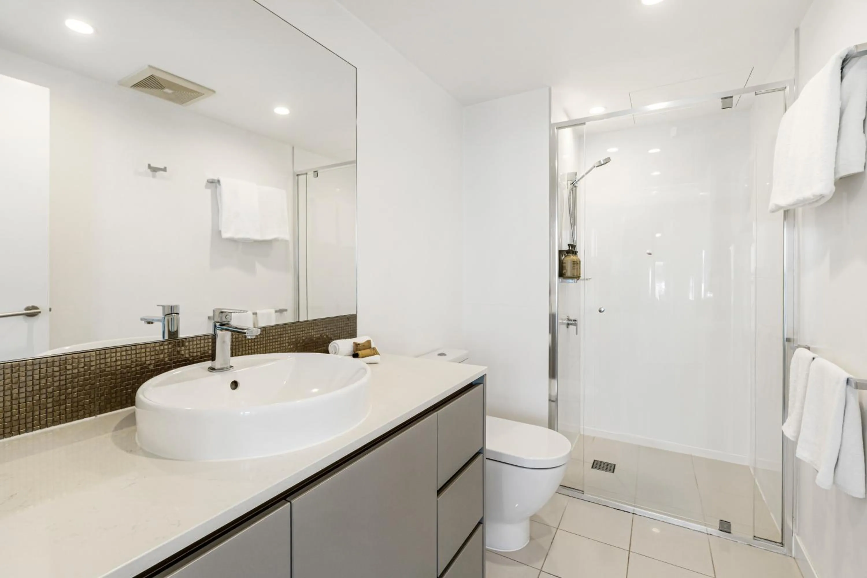 Shower in Rhapsody Resort - Official