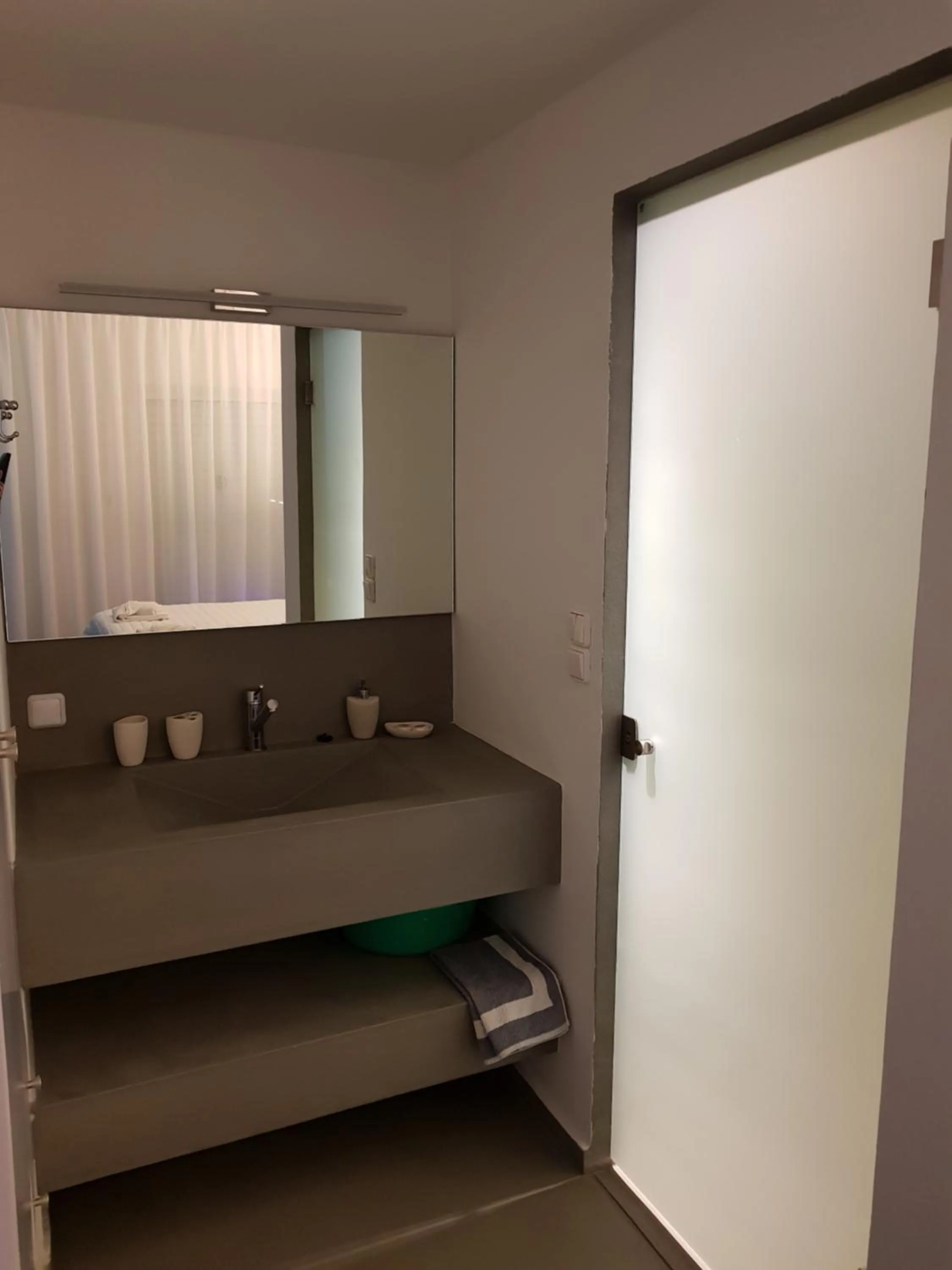 Photo of the whole room in Niriides