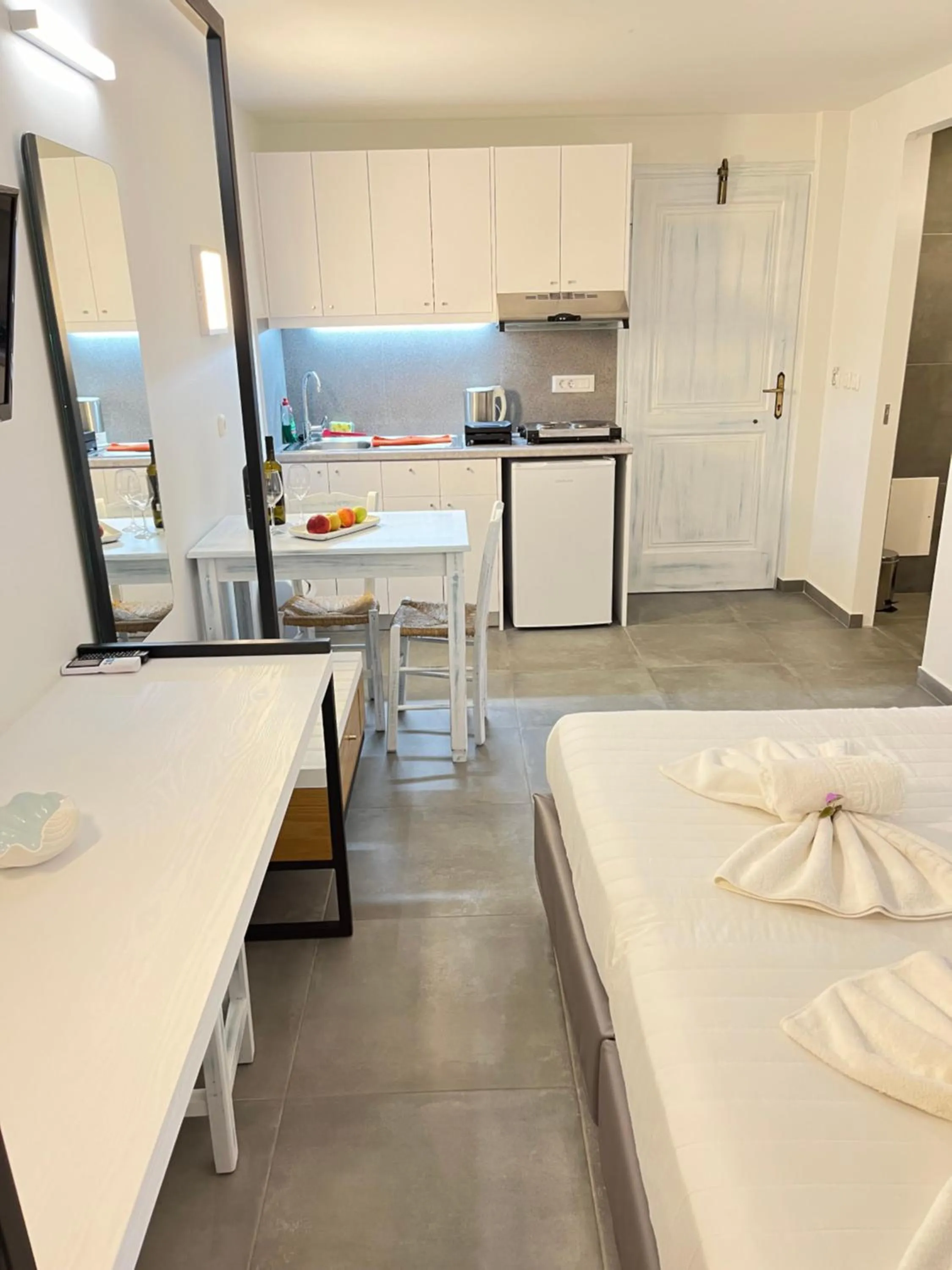 Photo of the whole room, Bed in Niriides