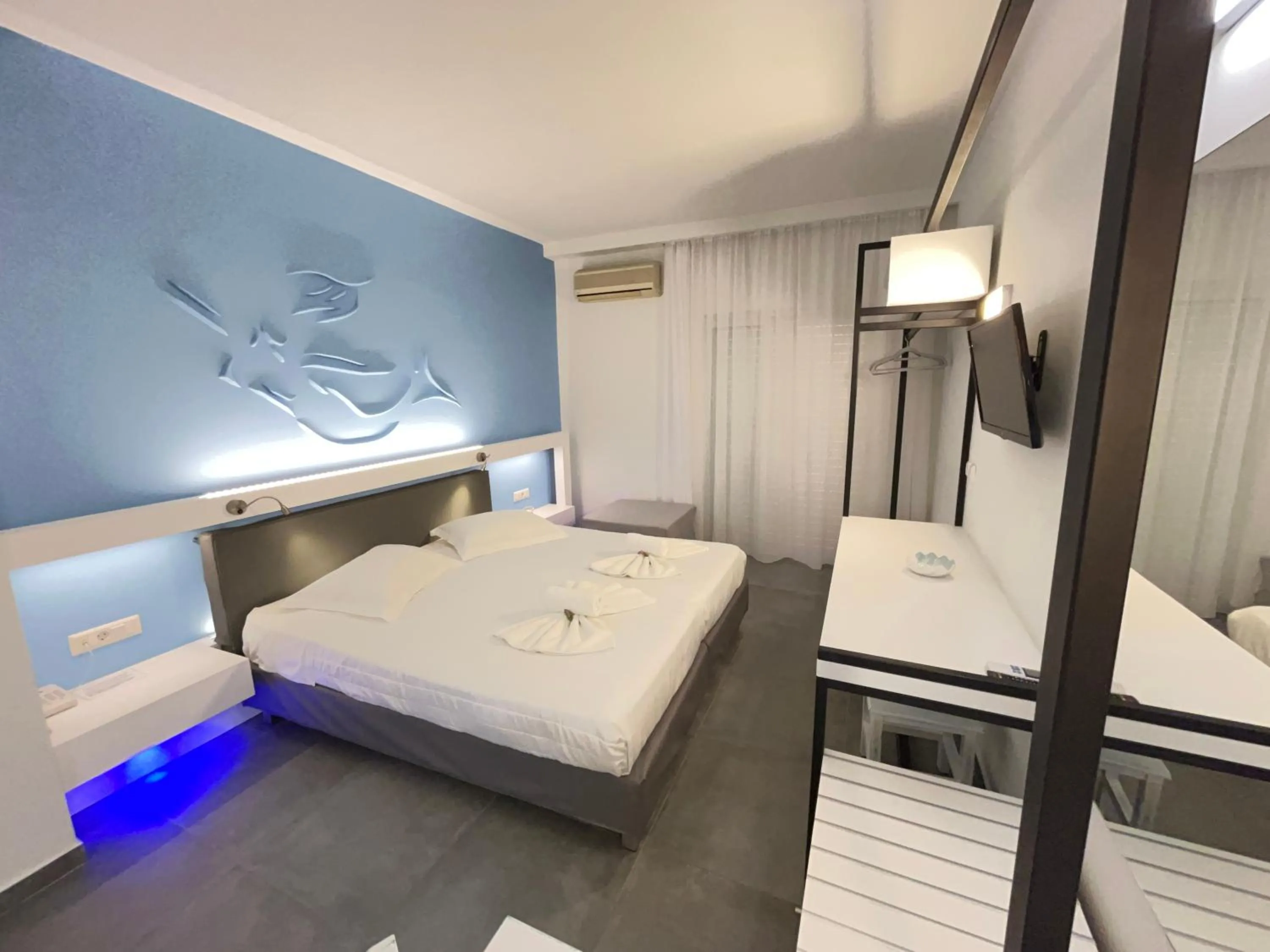 Photo of the whole room, Bed in Niriides