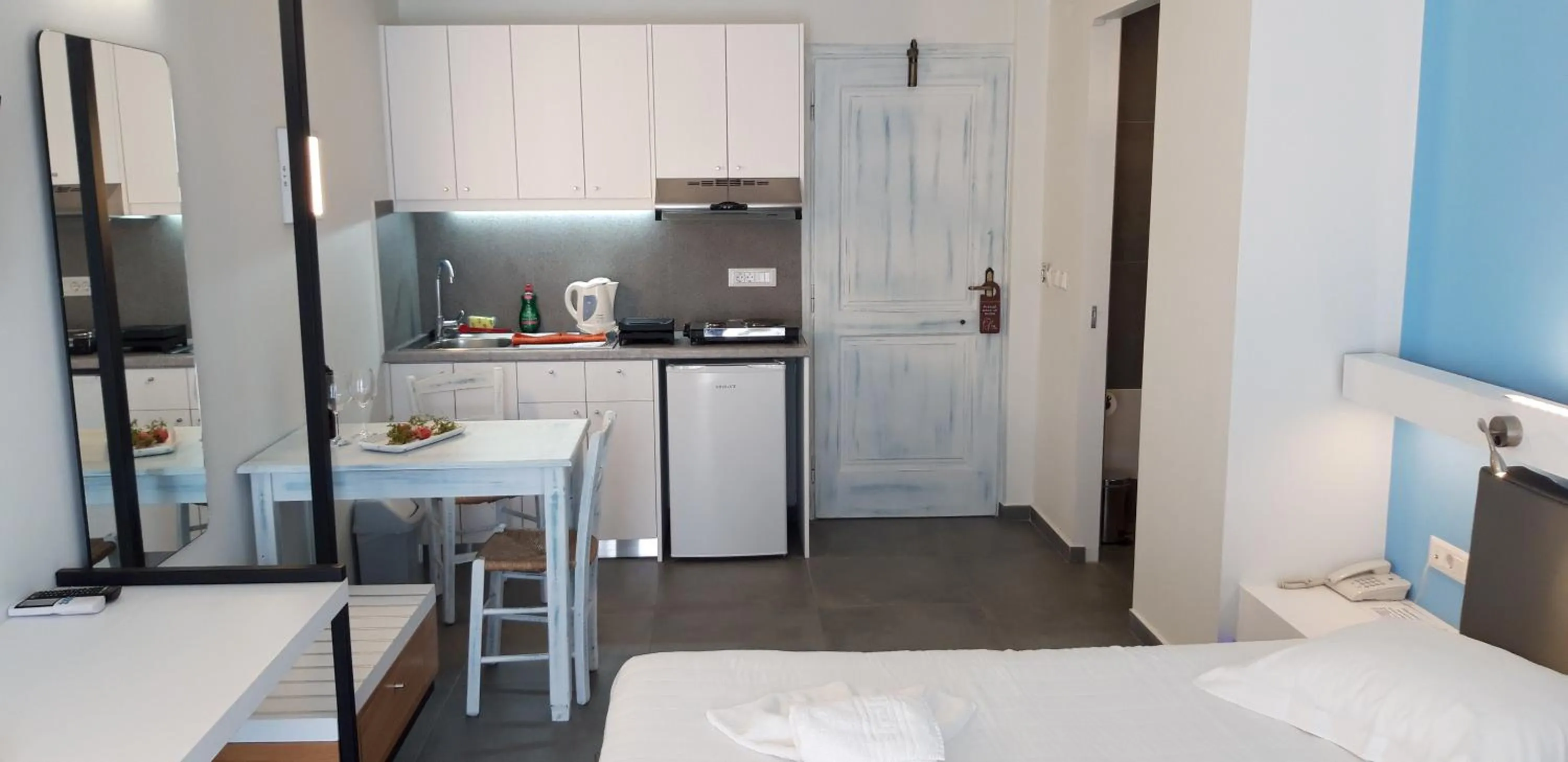 Photo of the whole room, Bed in Niriides