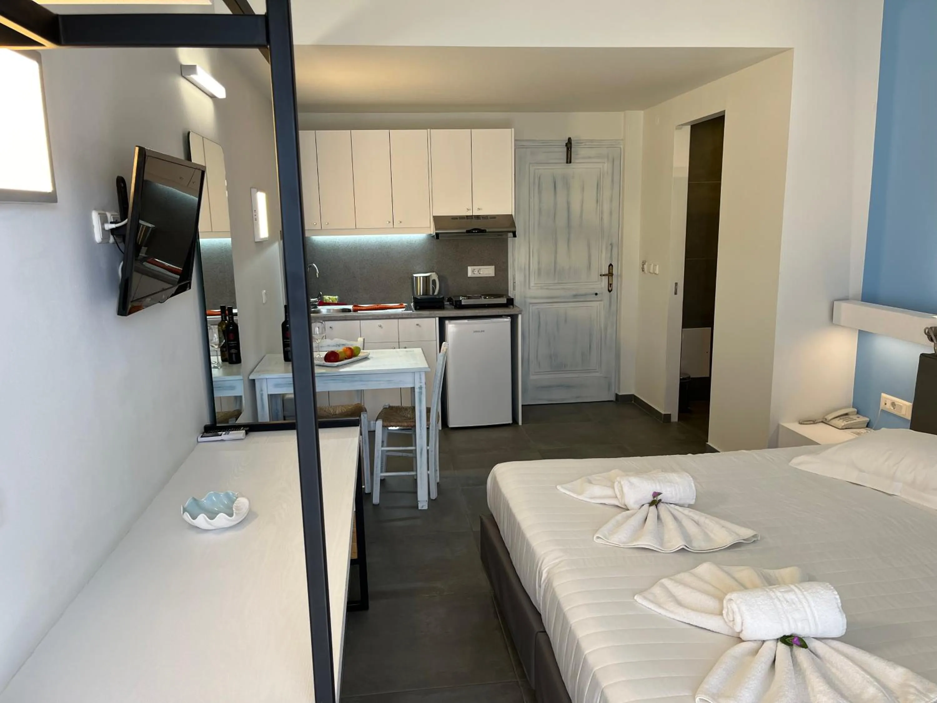 Photo of the whole room, Bed in Niriides