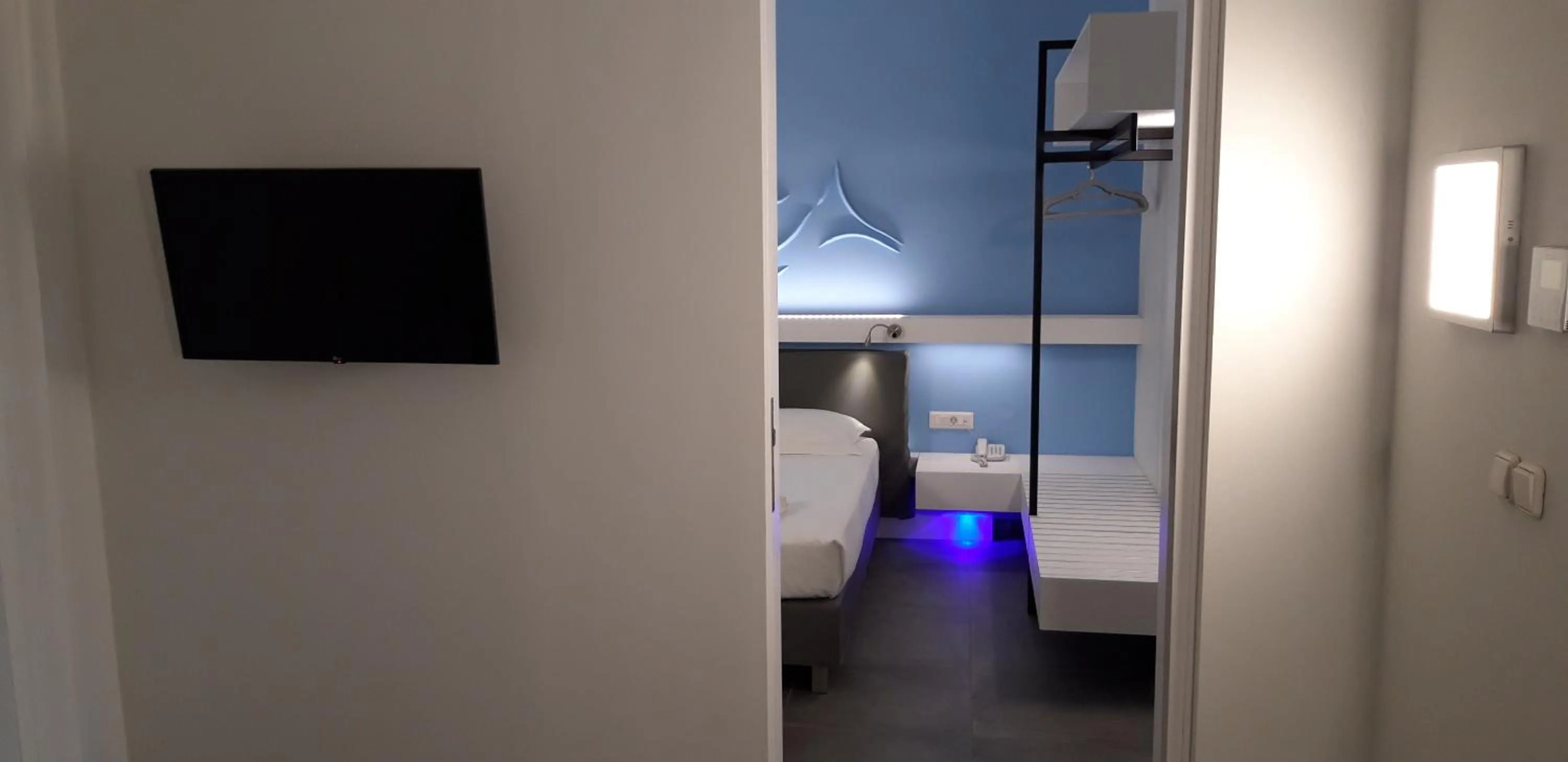 Photo of the whole room, Bed in Niriides