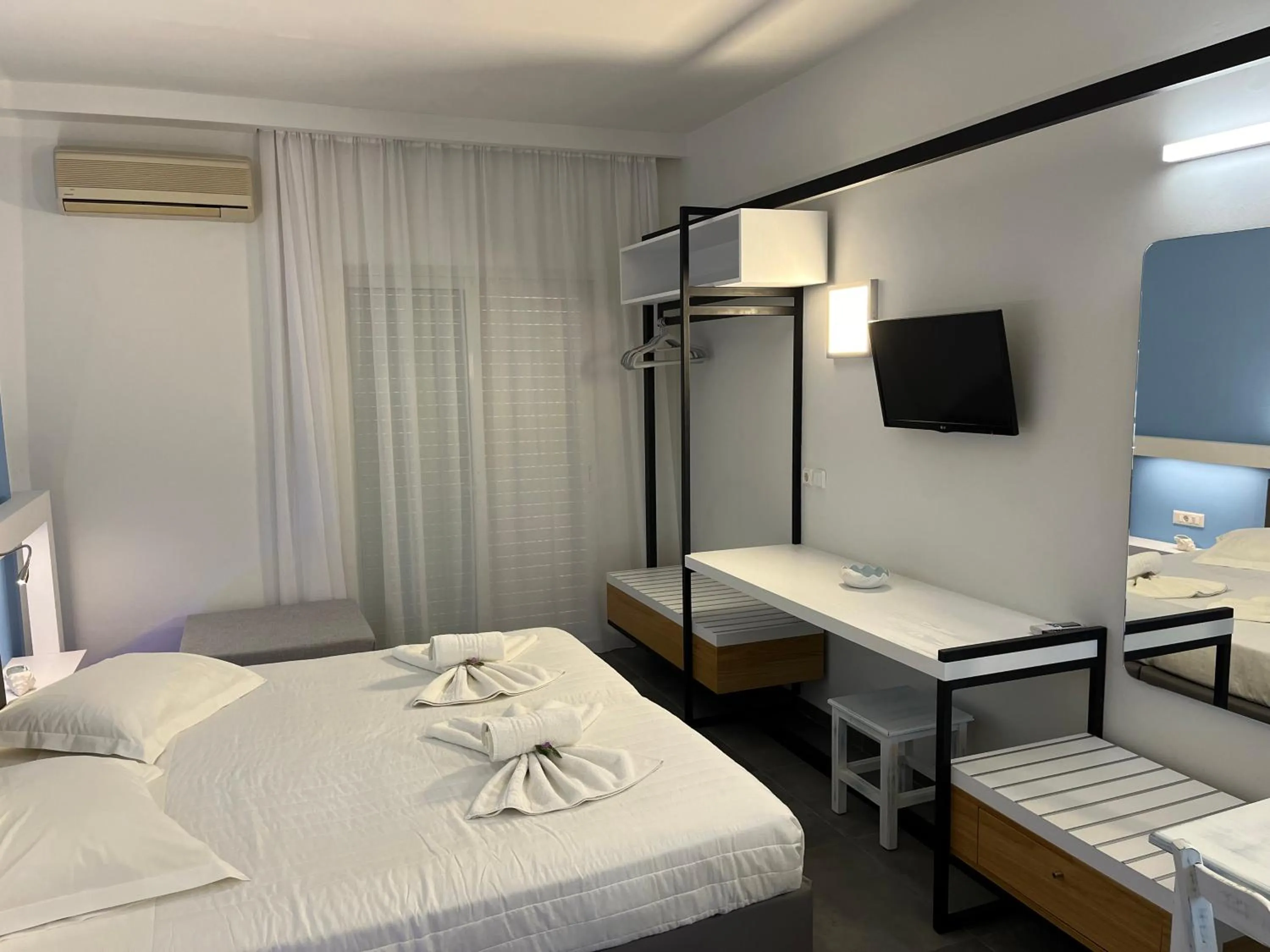 Photo of the whole room, Bed in Niriides