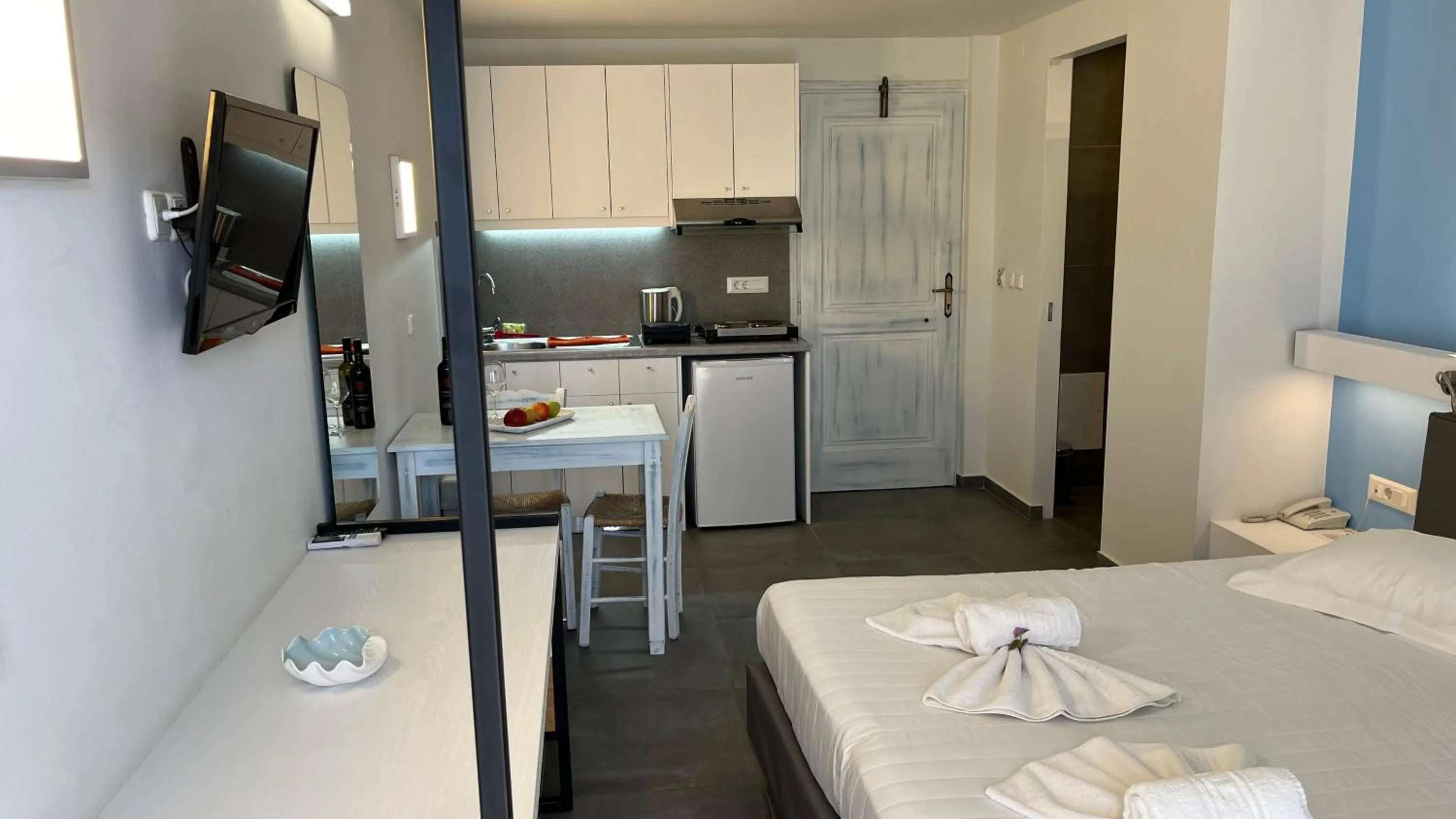 Photo of the whole room, Bed in Niriides