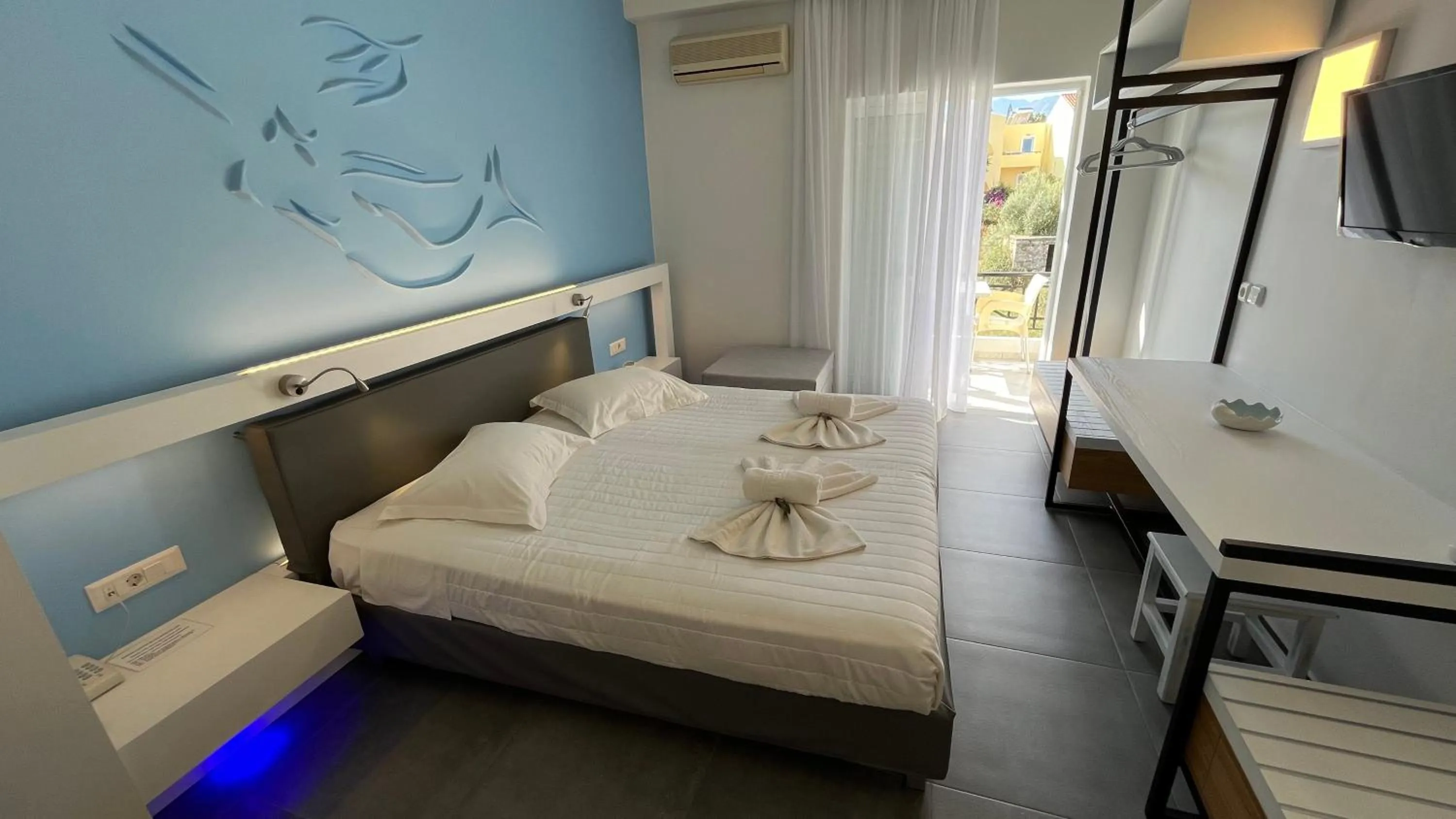 Photo of the whole room, Bed in Niriides