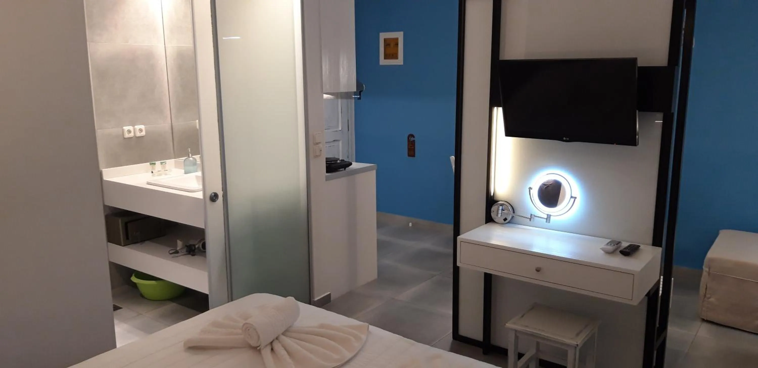 Photo of the whole room, Bed in Niriides