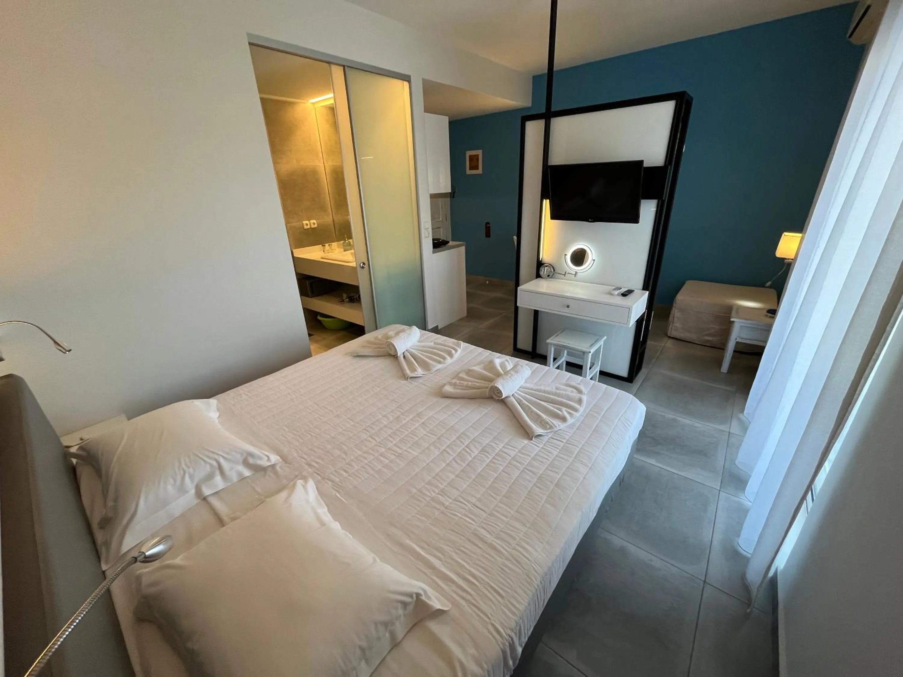 Photo of the whole room, Bed in Niriides