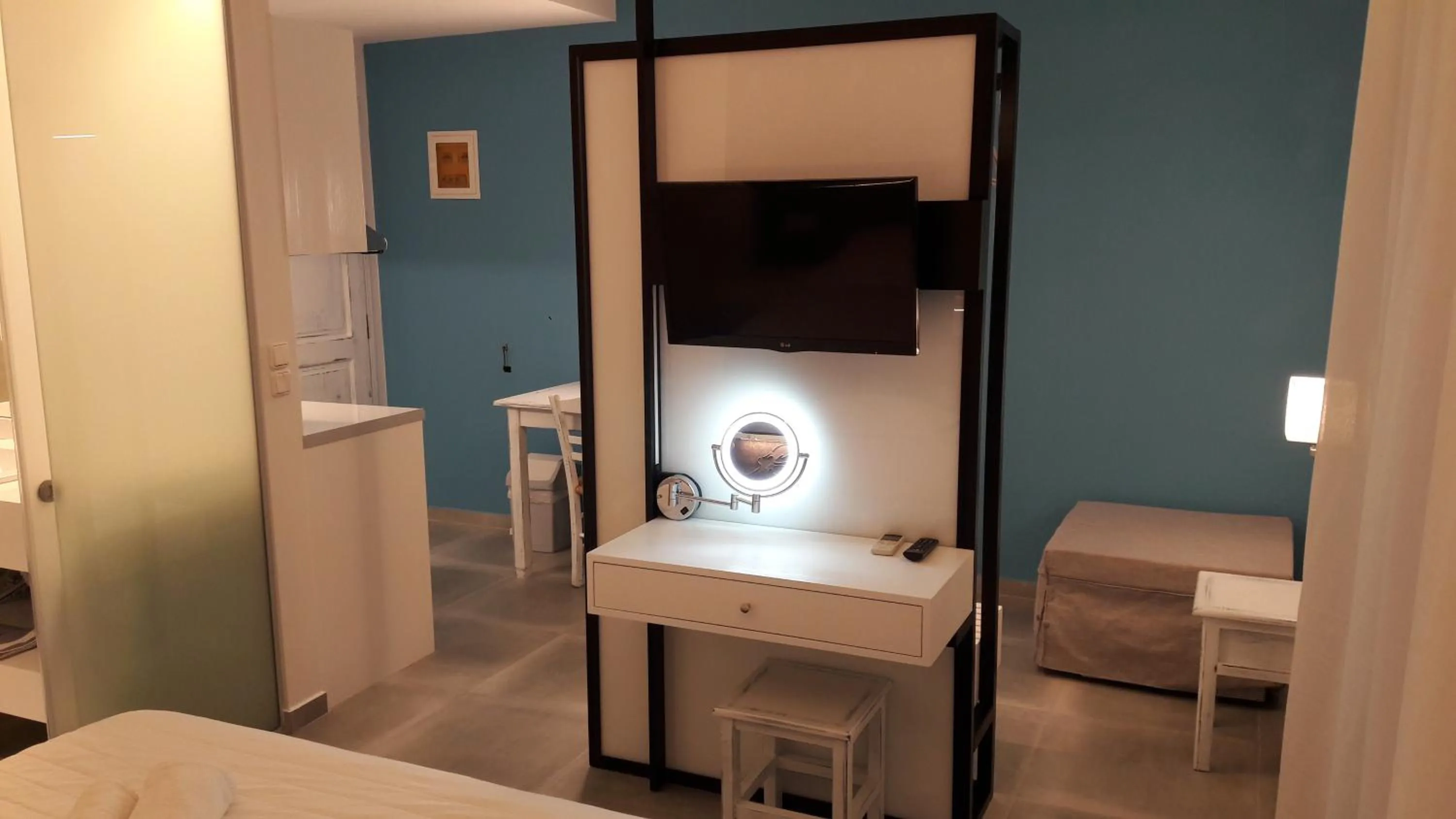 TV and multimedia, Bed in Niriides