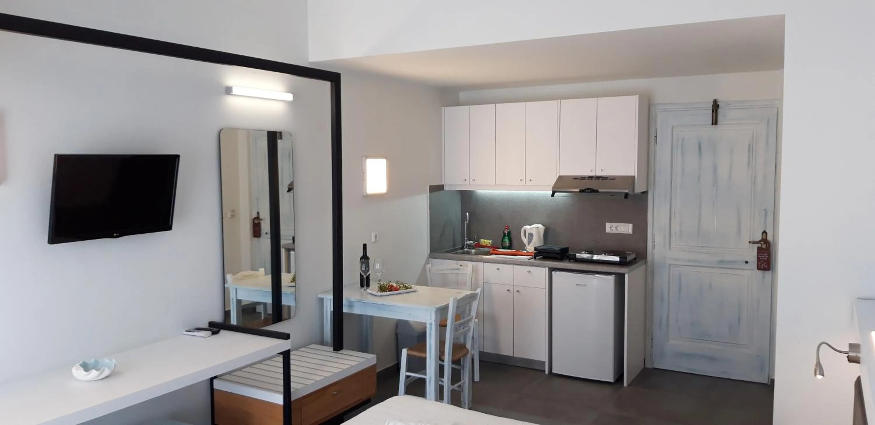 Photo of the whole room in Niriides