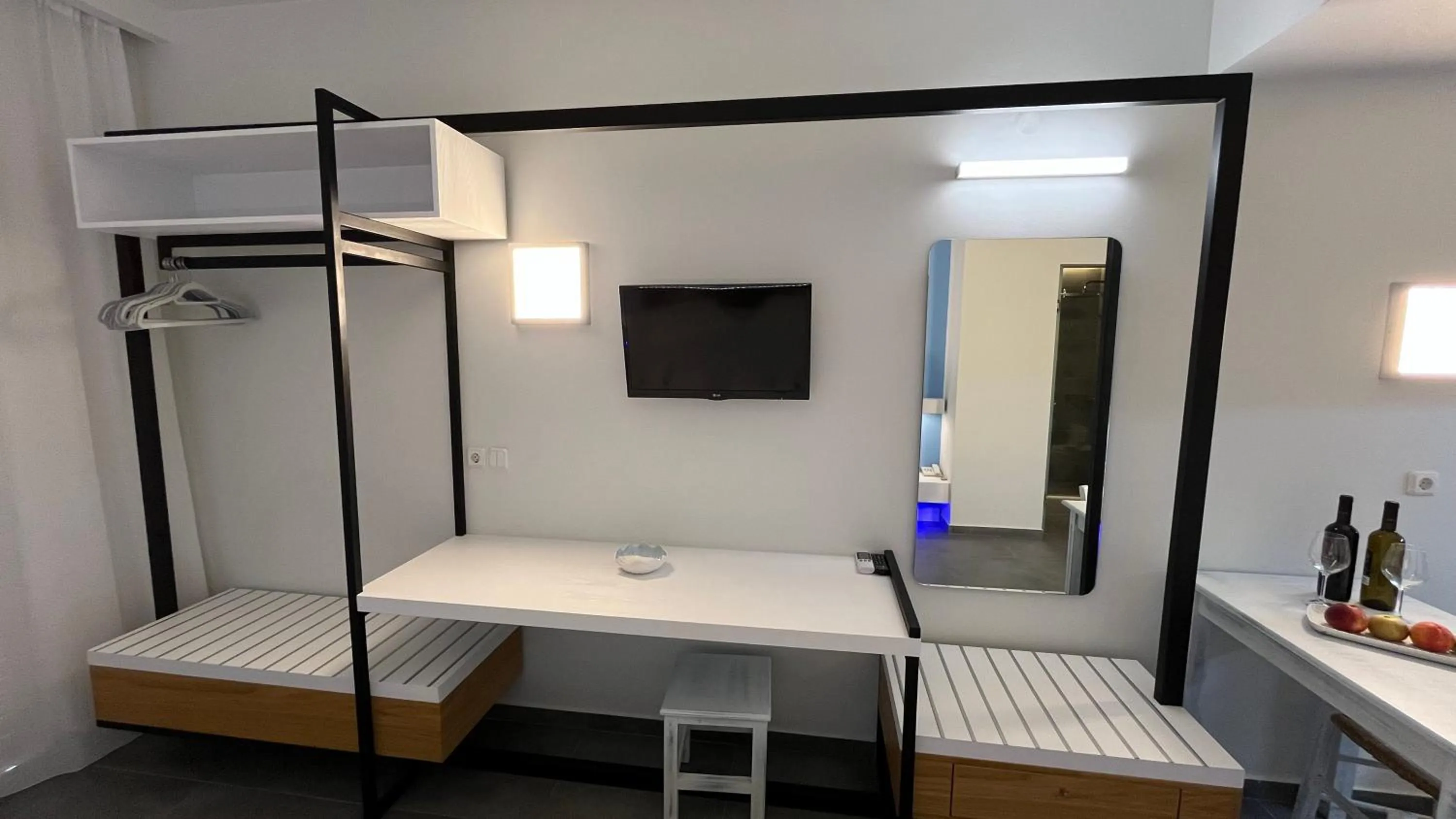 Photo of the whole room in Niriides