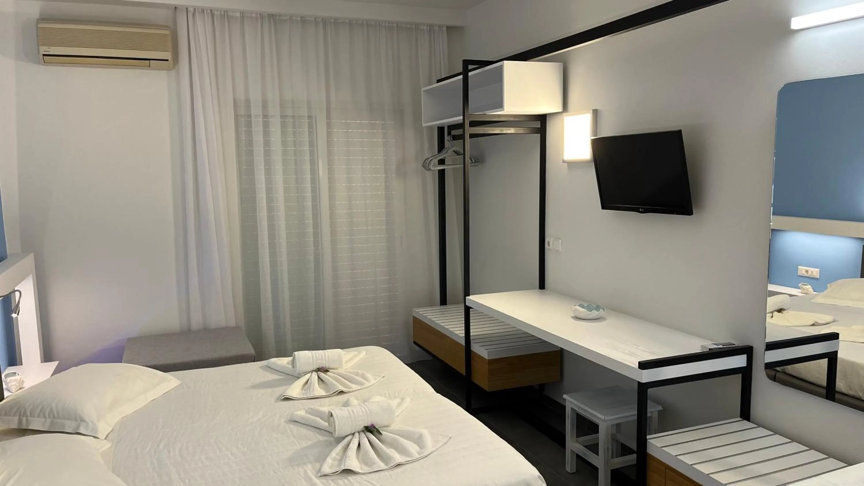 Photo of the whole room, Bed in Niriides