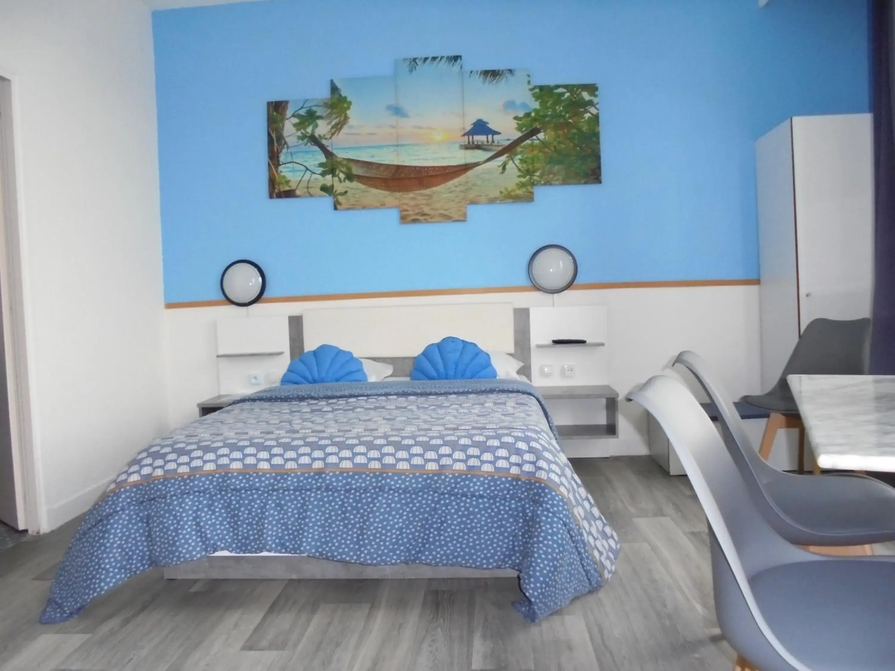 Quadruple Room with Three Beds (2 Adults + 2 Children) in Hotel De La Gare Quadruple Room with Three Beds (2 Adults + 2 Children) in Hotel De La Gare