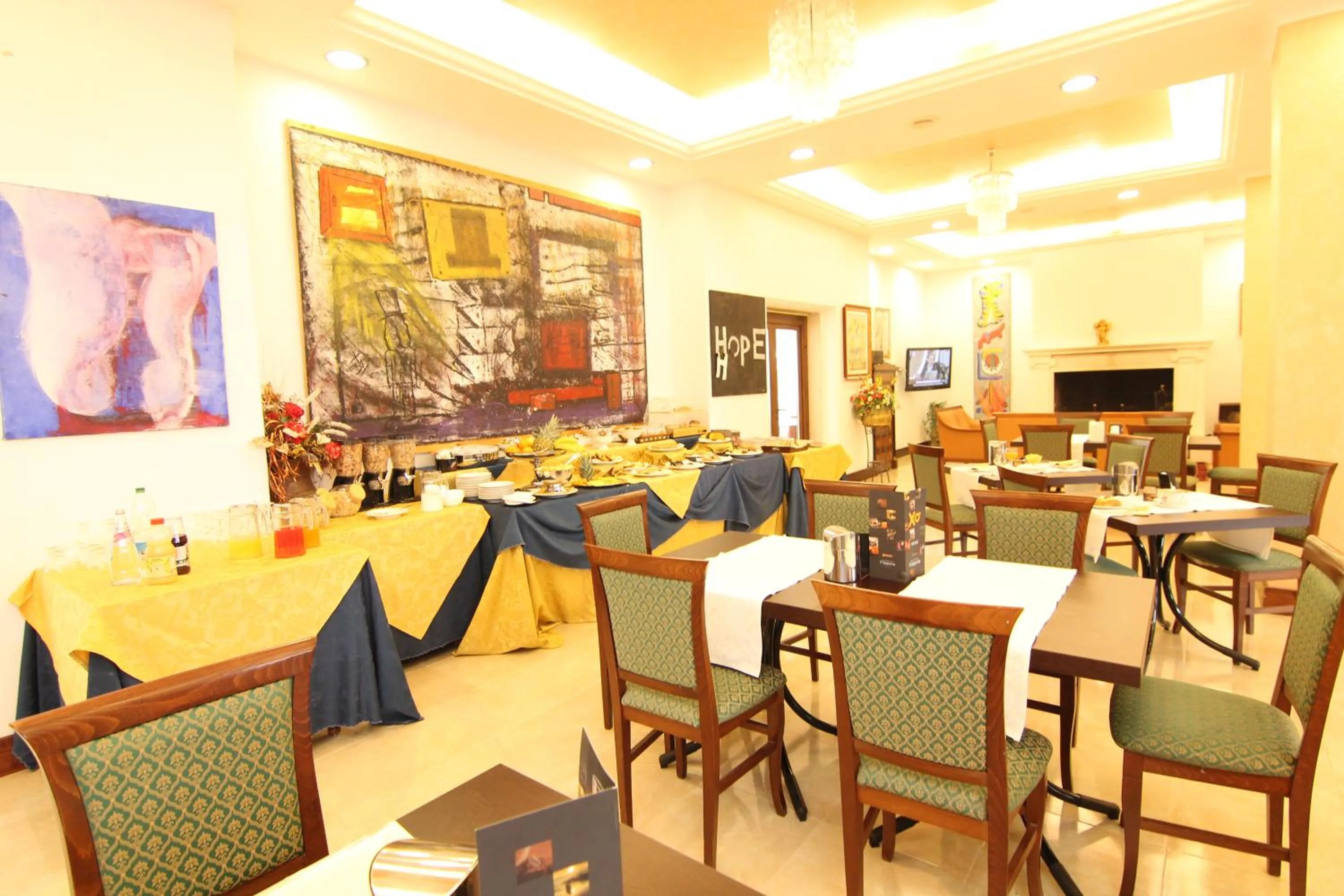 Communal lounge/ TV room in FILIPPONE HOTEL&RISTORANTE