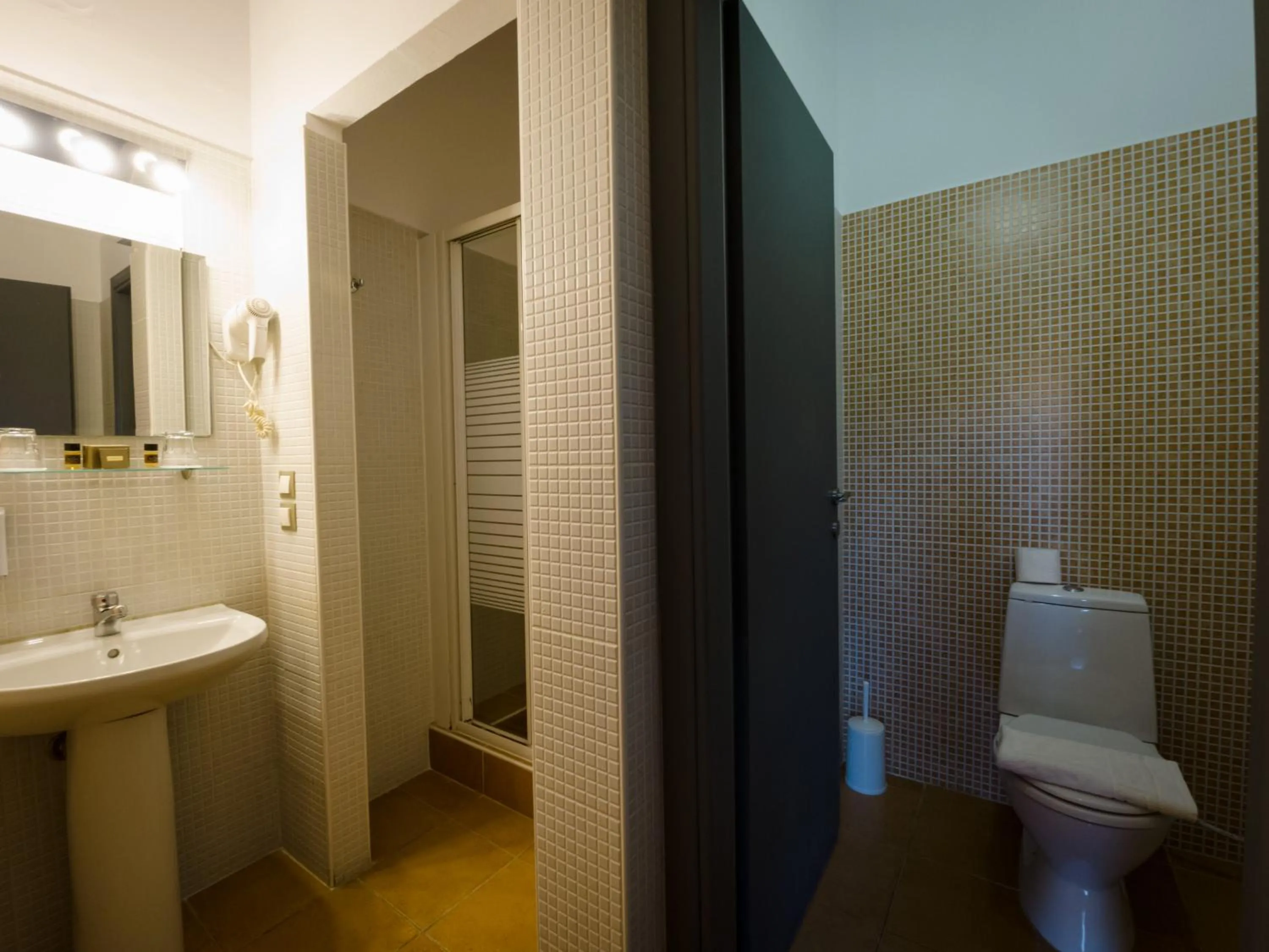 Shower in RentRooms Thessaloniki