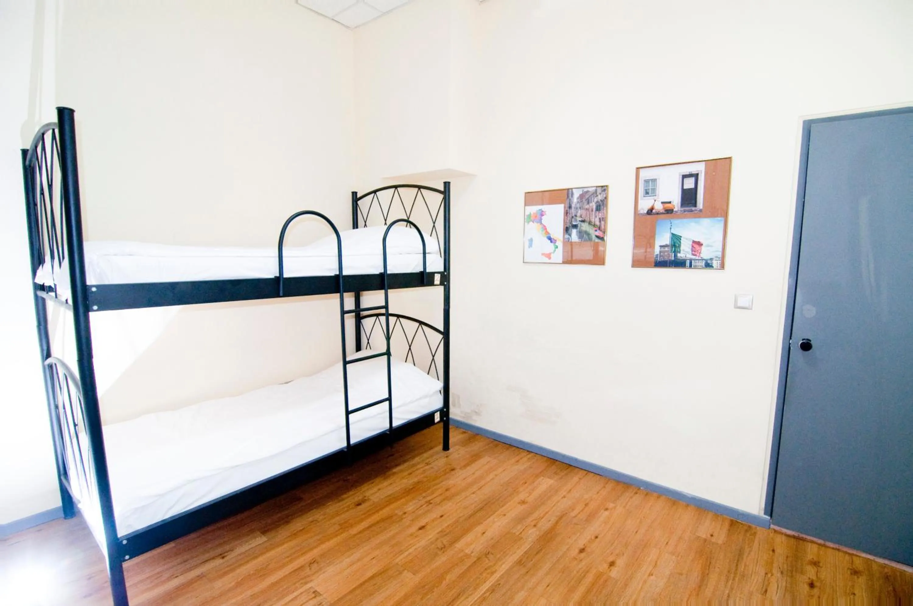 Bed in RentRooms Thessaloniki