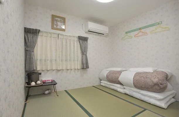 Decorative detail, Bed in BJ family inn