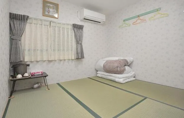 Decorative detail, Bed in BJ family inn