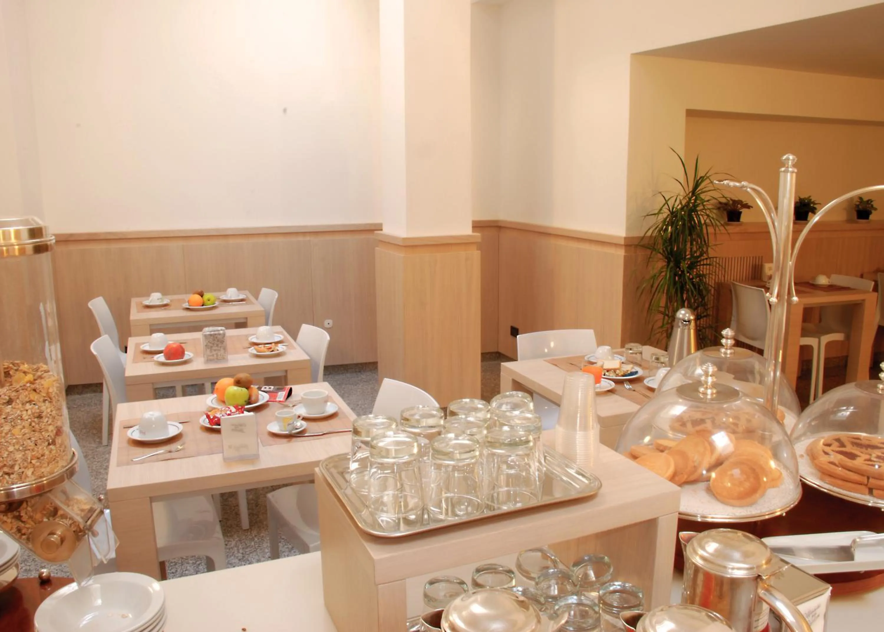 Restaurant/places to eat in Hotel Europa