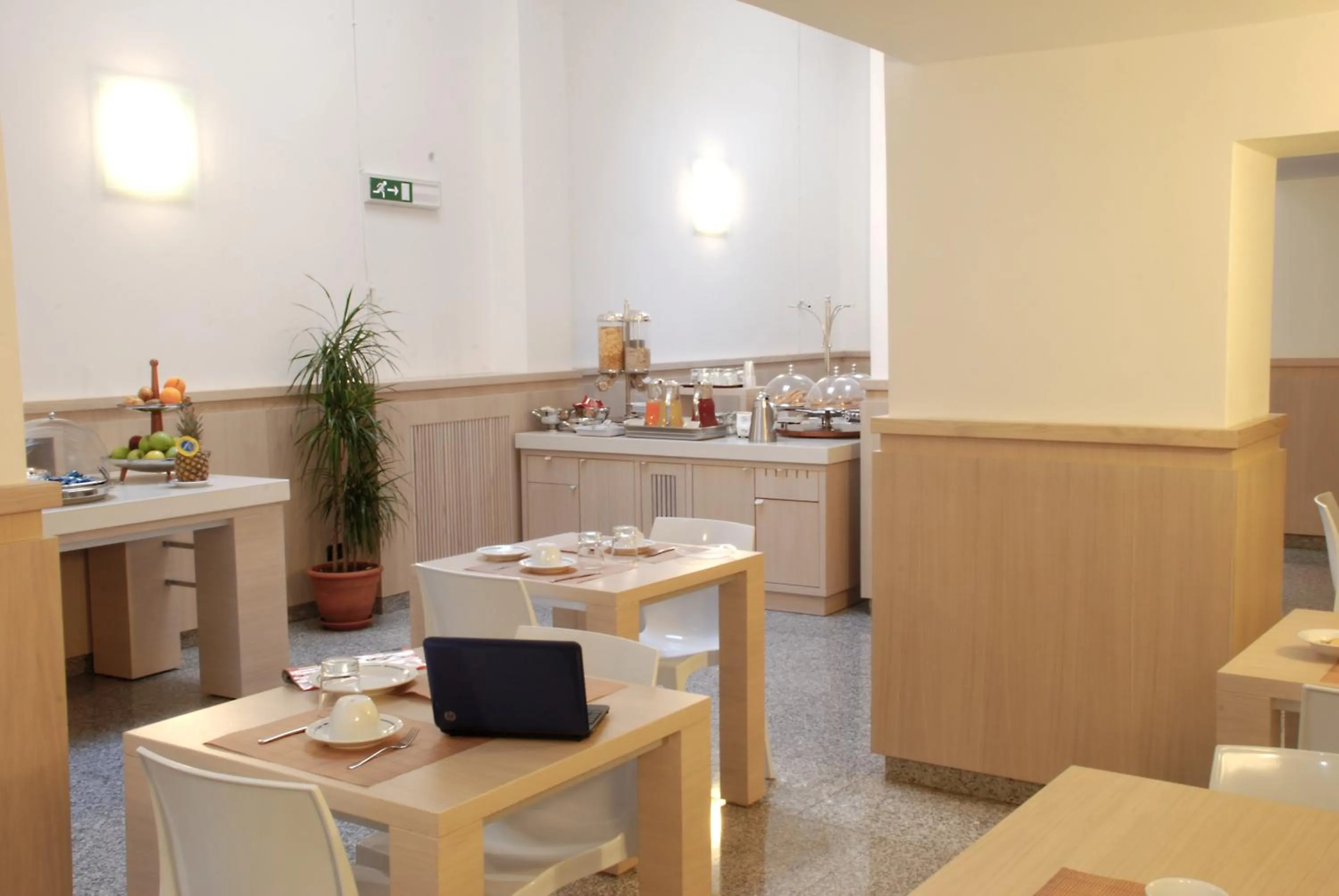 Restaurant/places to eat in Hotel Europa