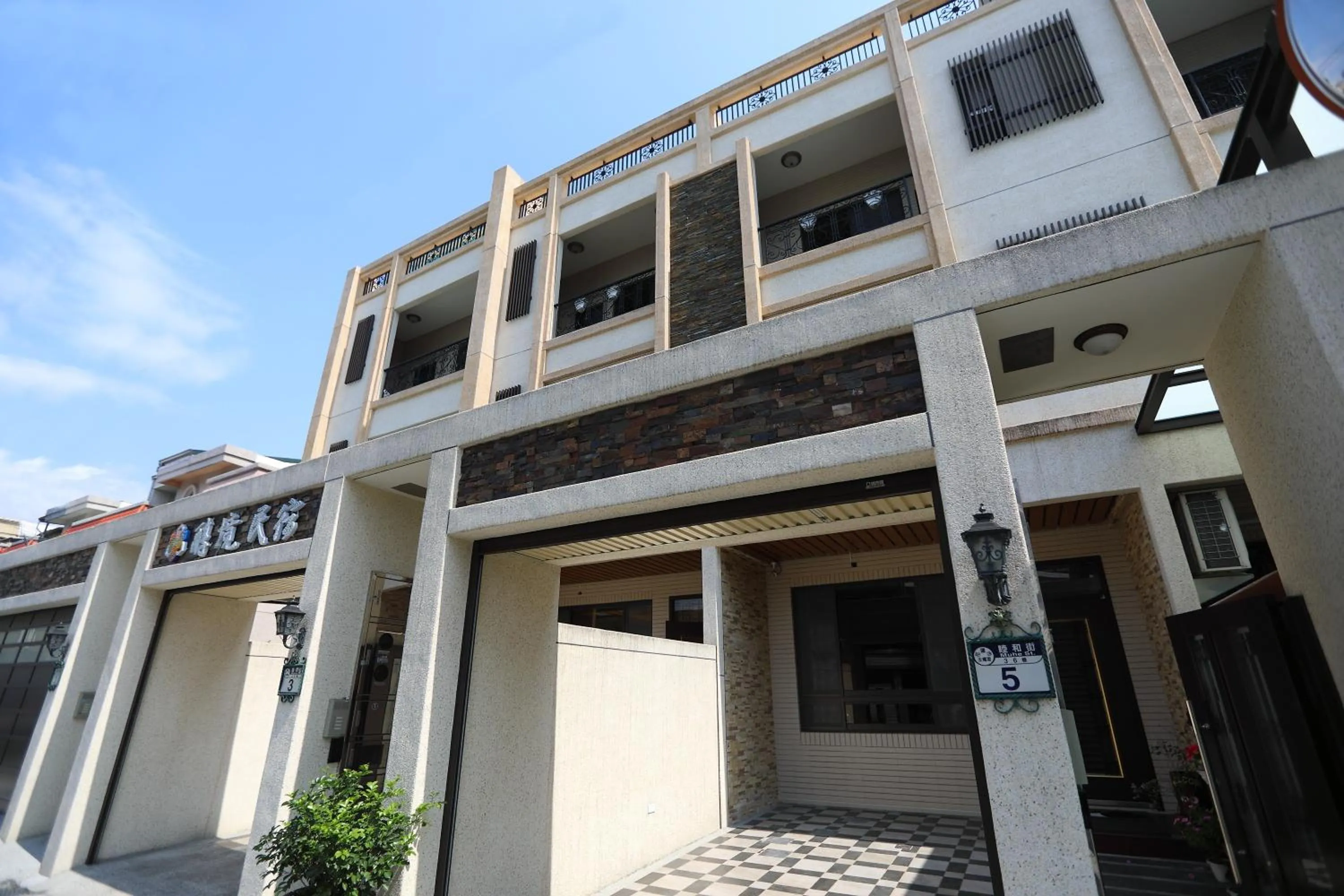Facade/entrance in 醇境民宿市區車庫停車場