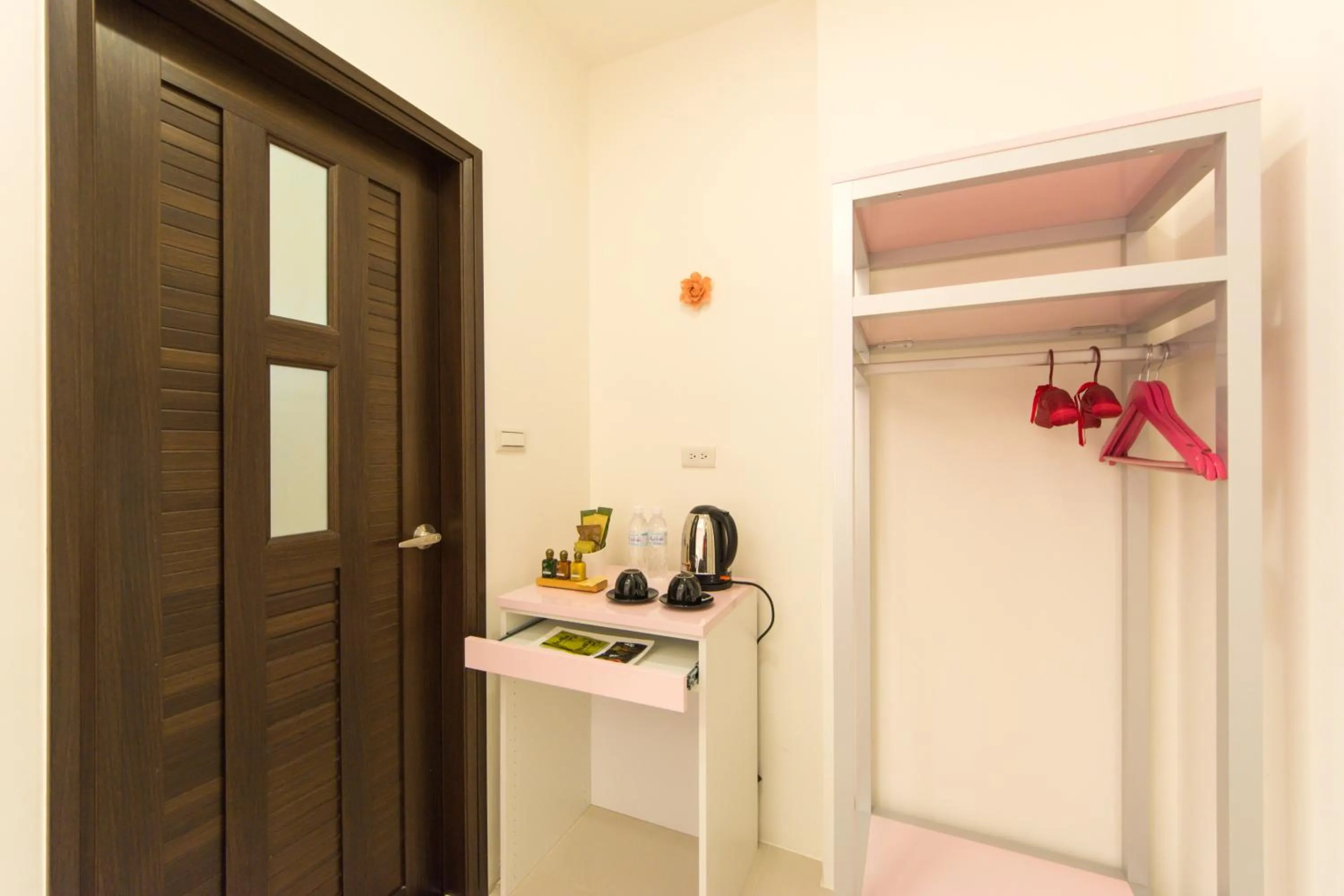 Coffee/tea facilities in 醇境民宿市區車庫停車場