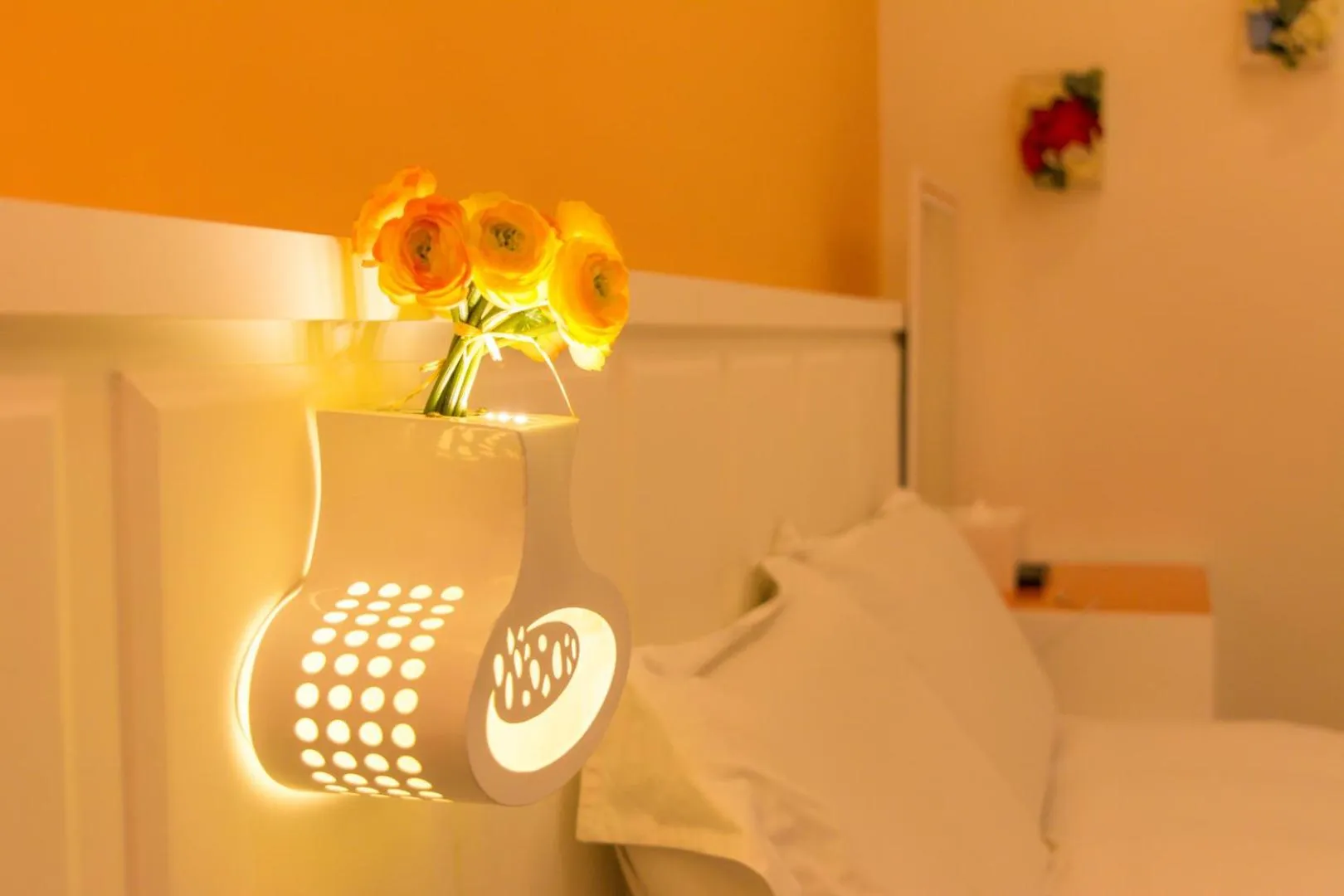 Decorative detail, Bed in 醇境民宿市區車庫停車場