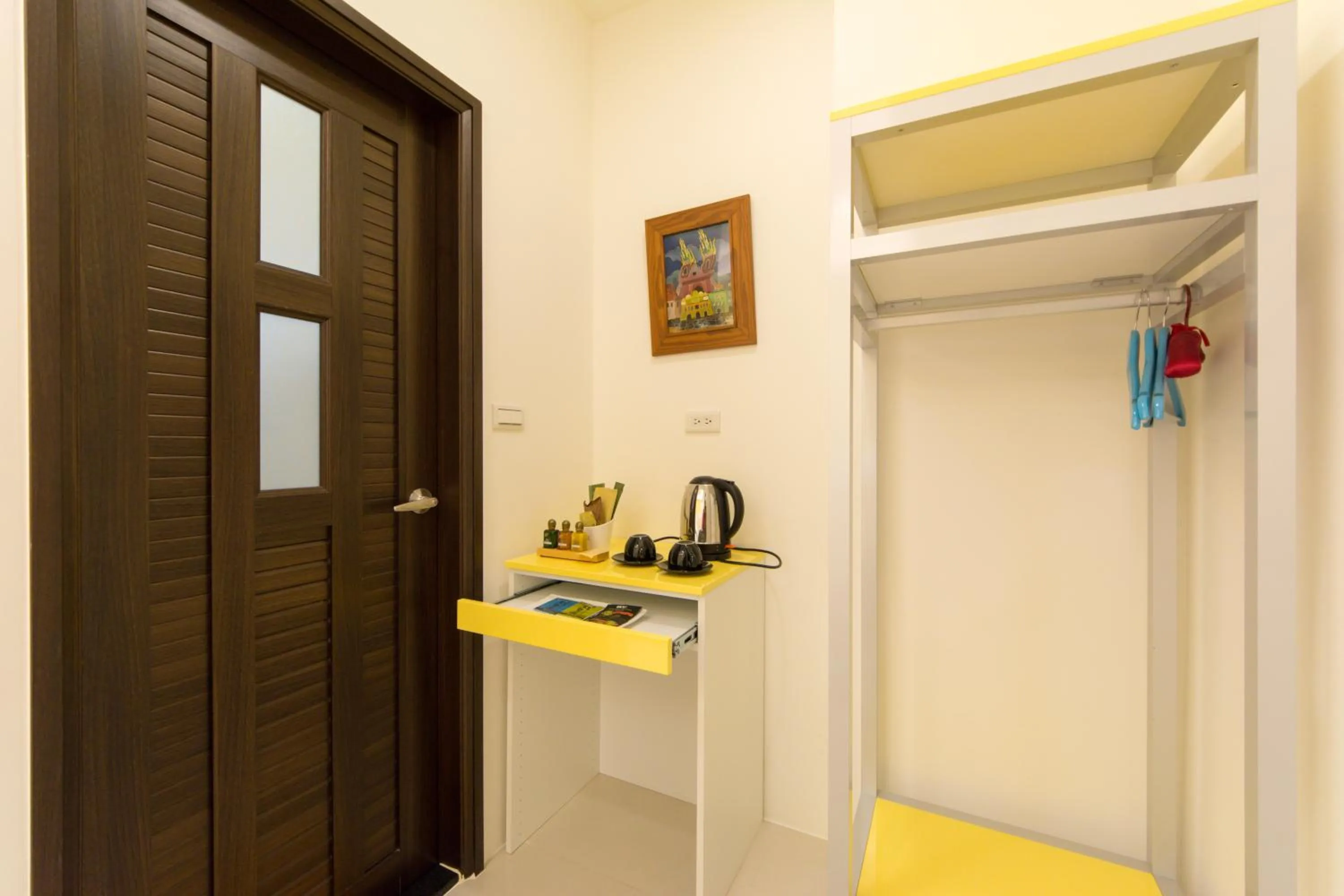 Coffee/tea facilities in 醇境民宿市區車庫停車場