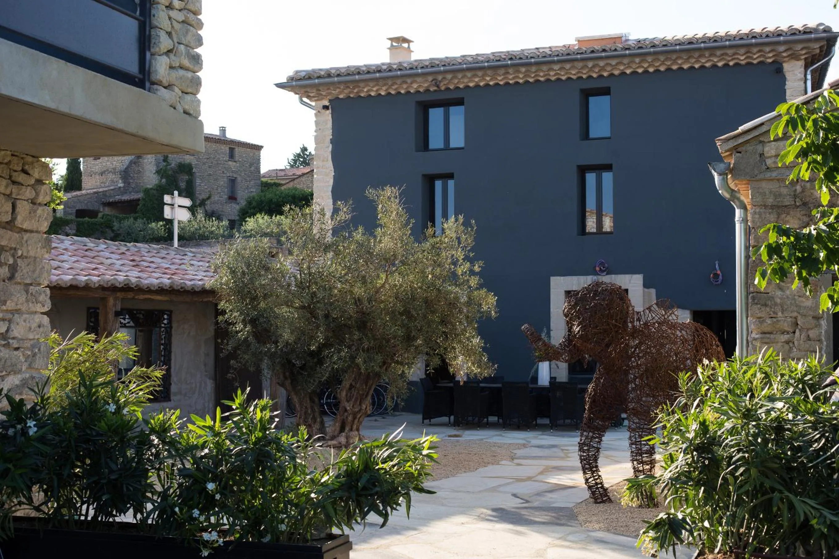 Facade/entrance in Hôtel La Maison de Crillon