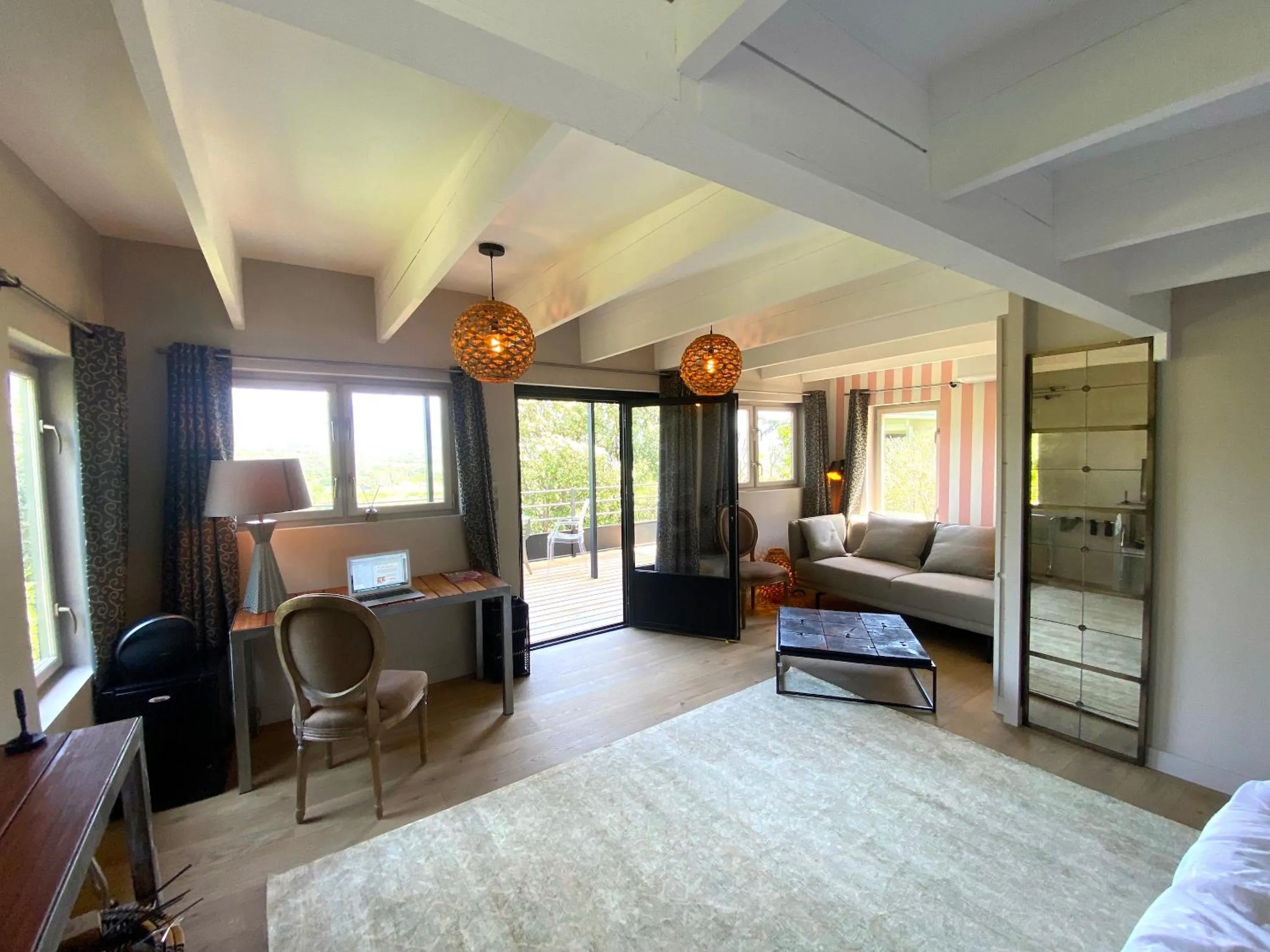 Living room, Bed in Hôtel La Maison de Crillon