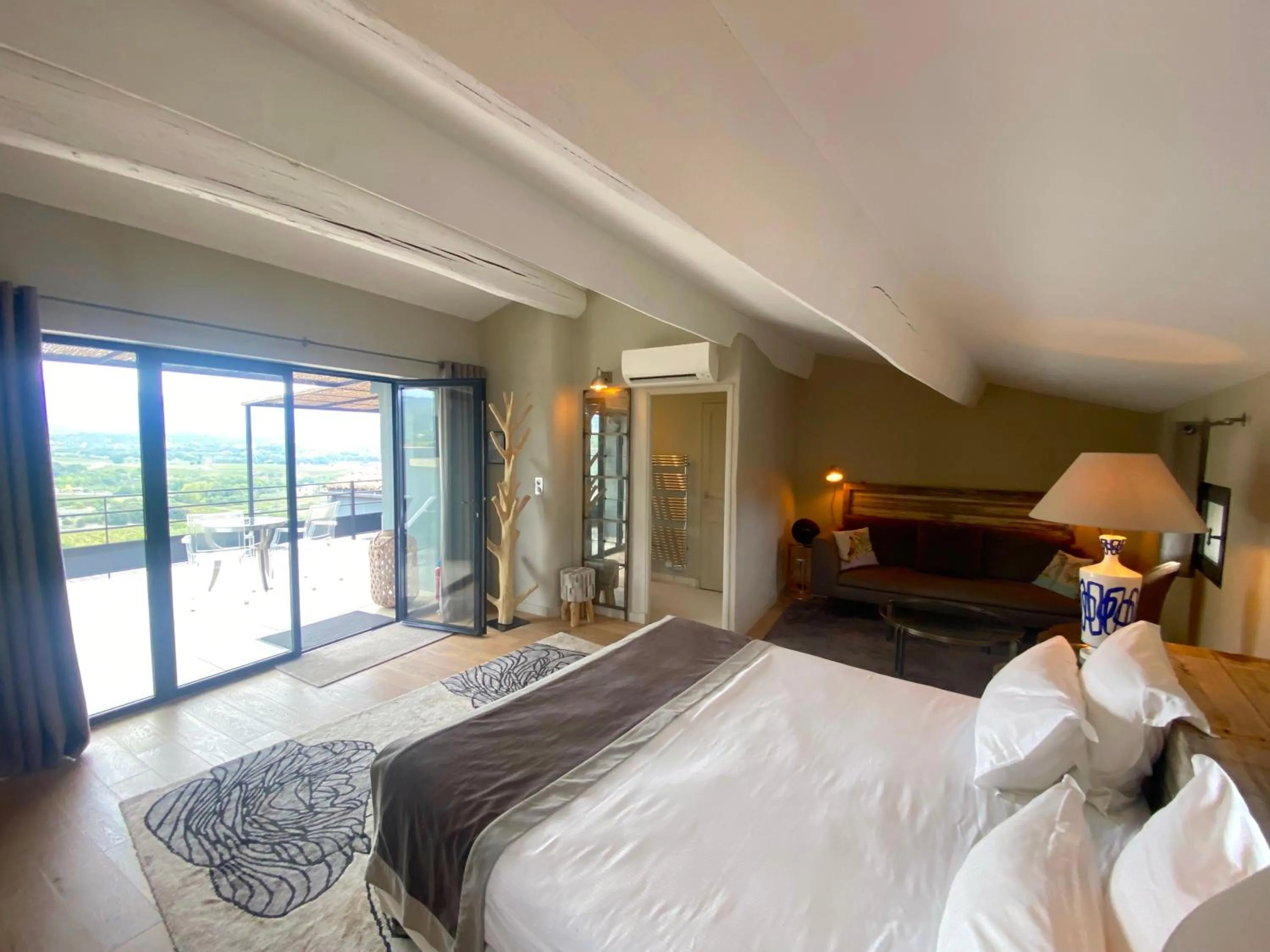 Bed in Hôtel La Maison de Crillon