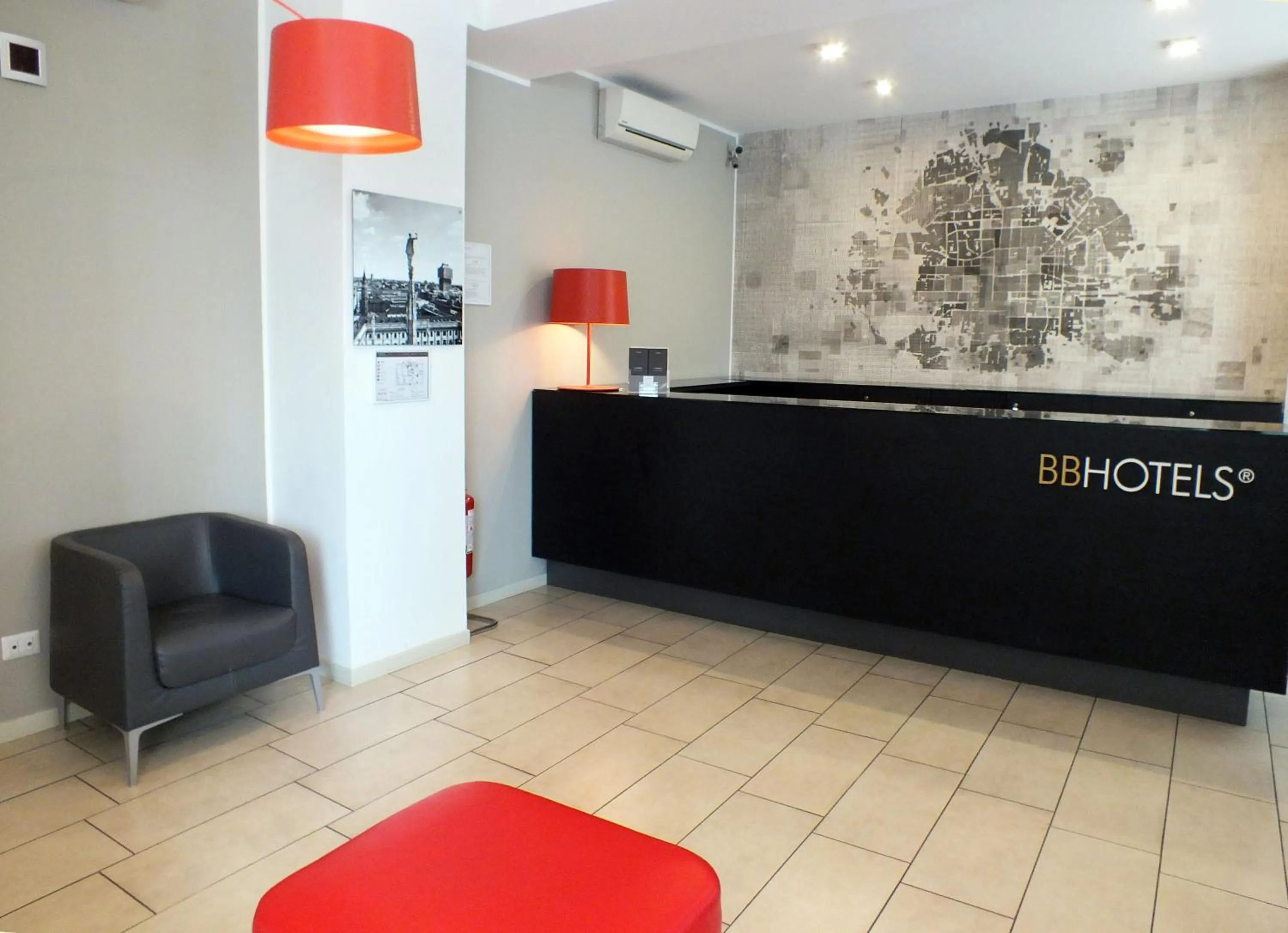 Lobby or reception in BB Hotels Aparthotel Visconti