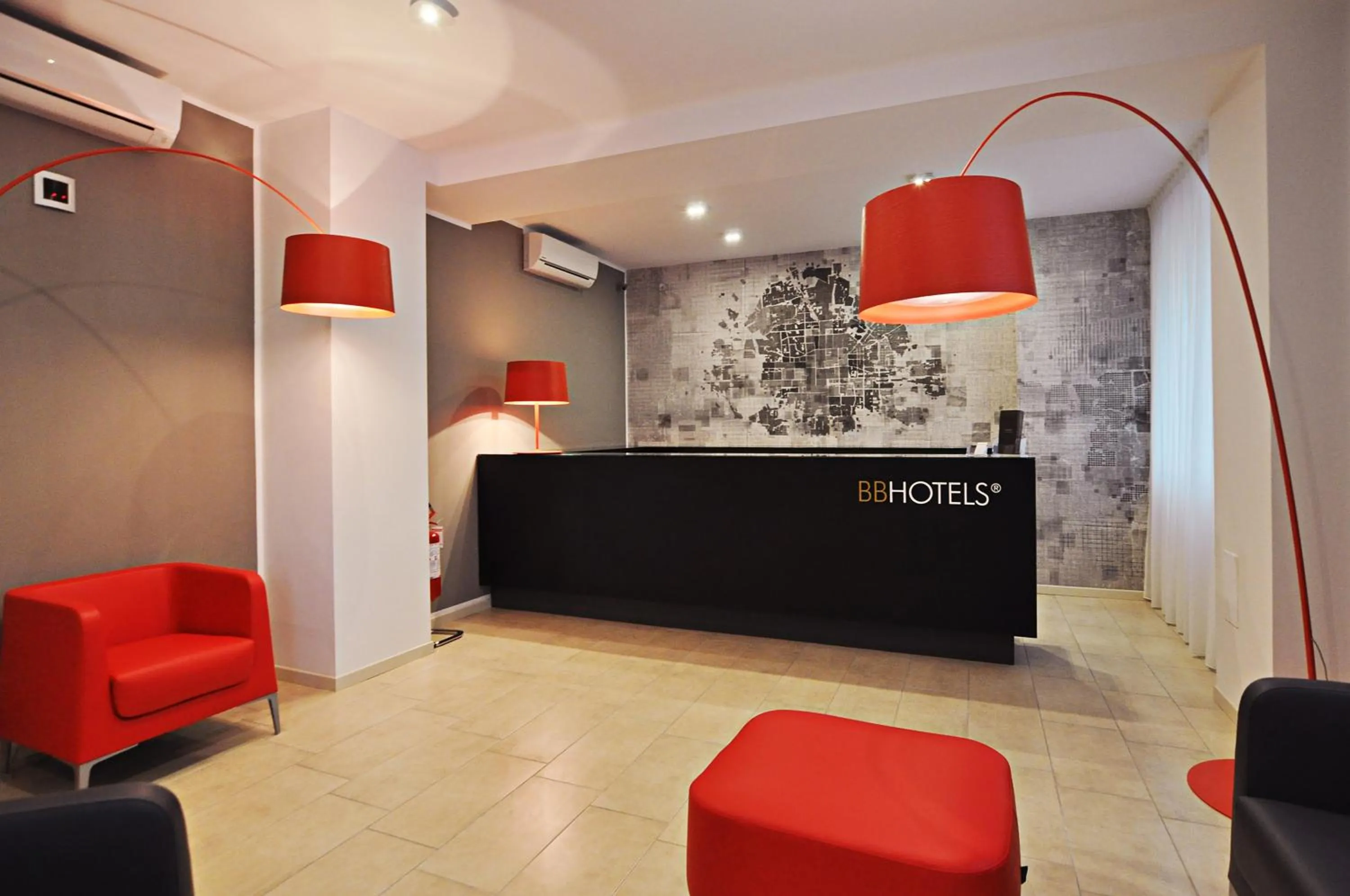 Lobby or reception in BB Hotels Aparthotel Visconti