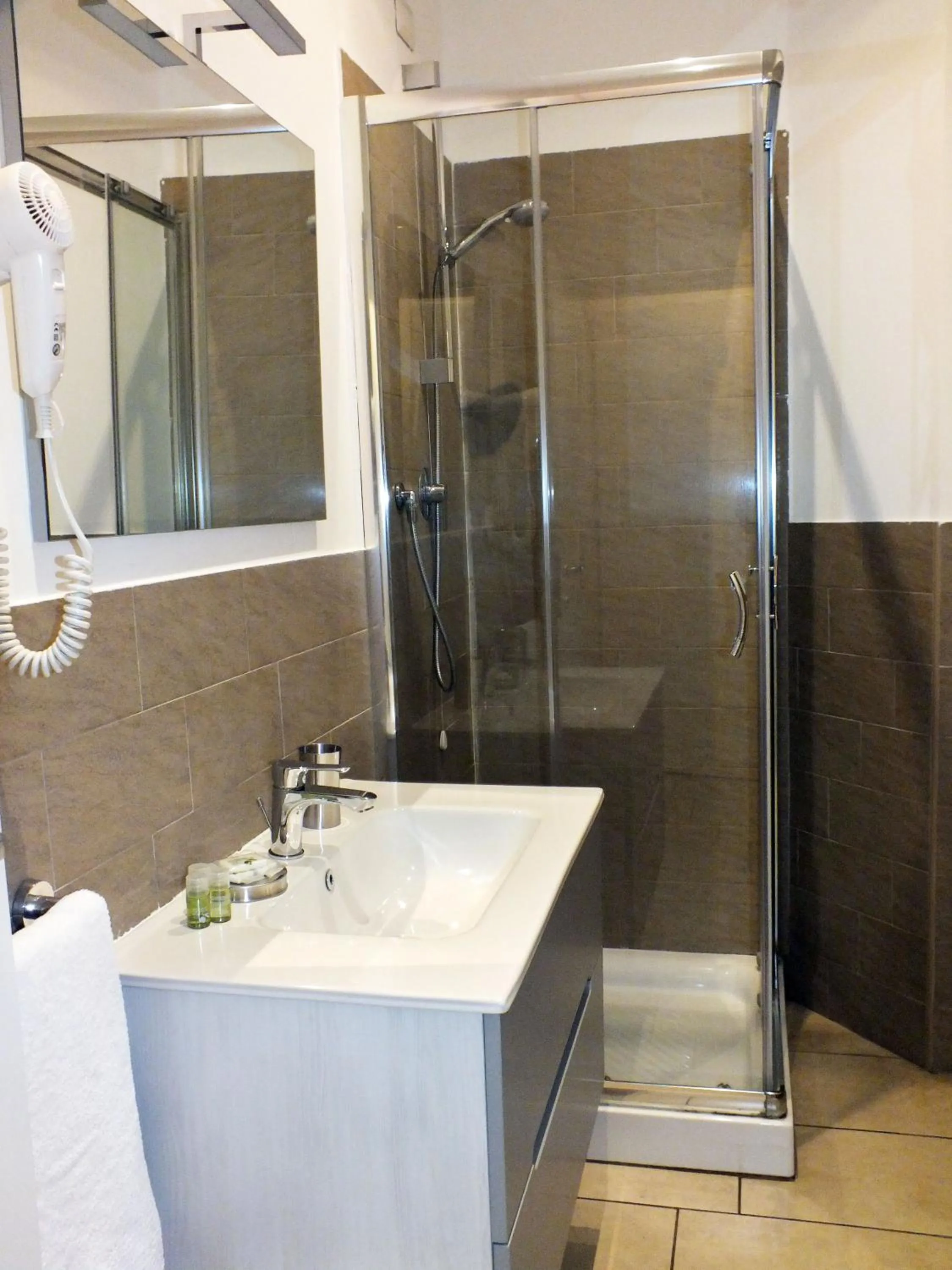 Shower in BB Hotels Aparthotel Visconti