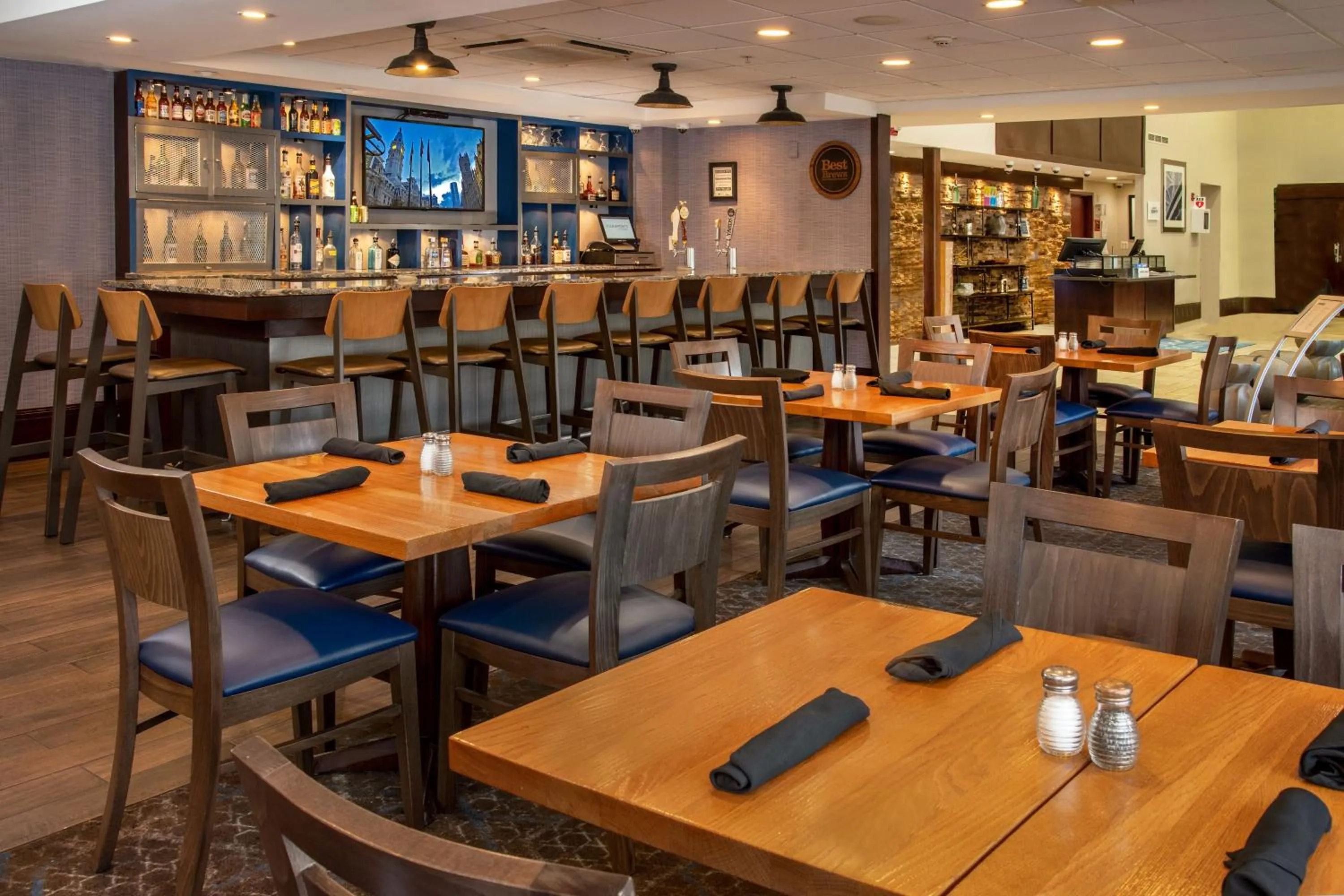 Lounge or bar in Four Points Philadelphia City Center