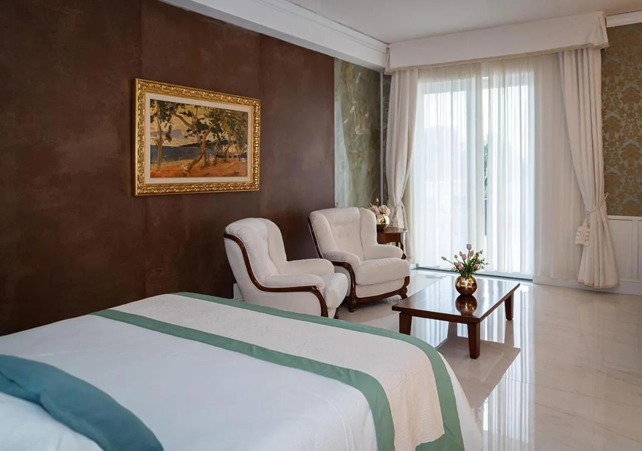 Balcony/Terrace, Bed in Hotel Meridiana