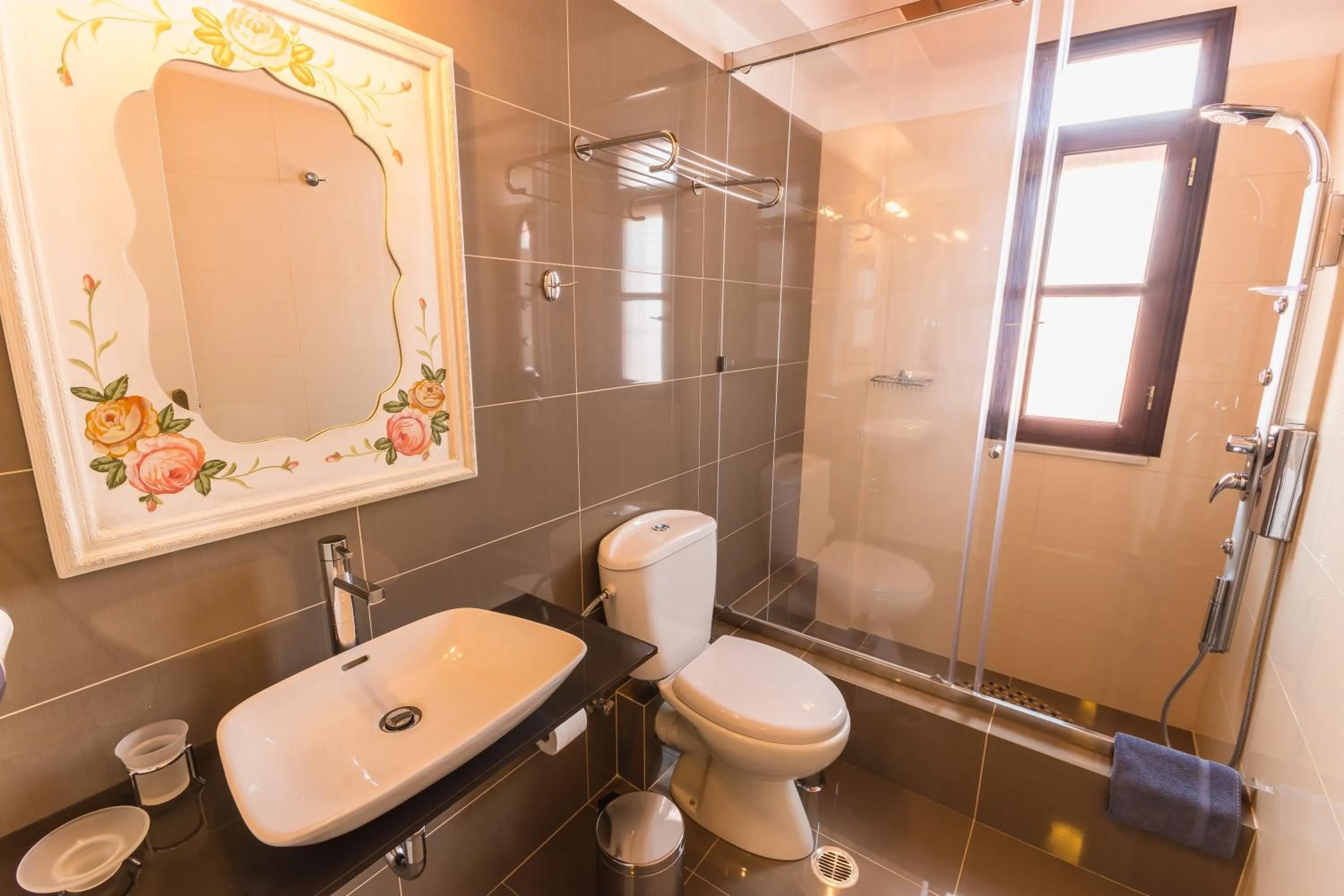 Shower in Ilaeira Mountain Resort