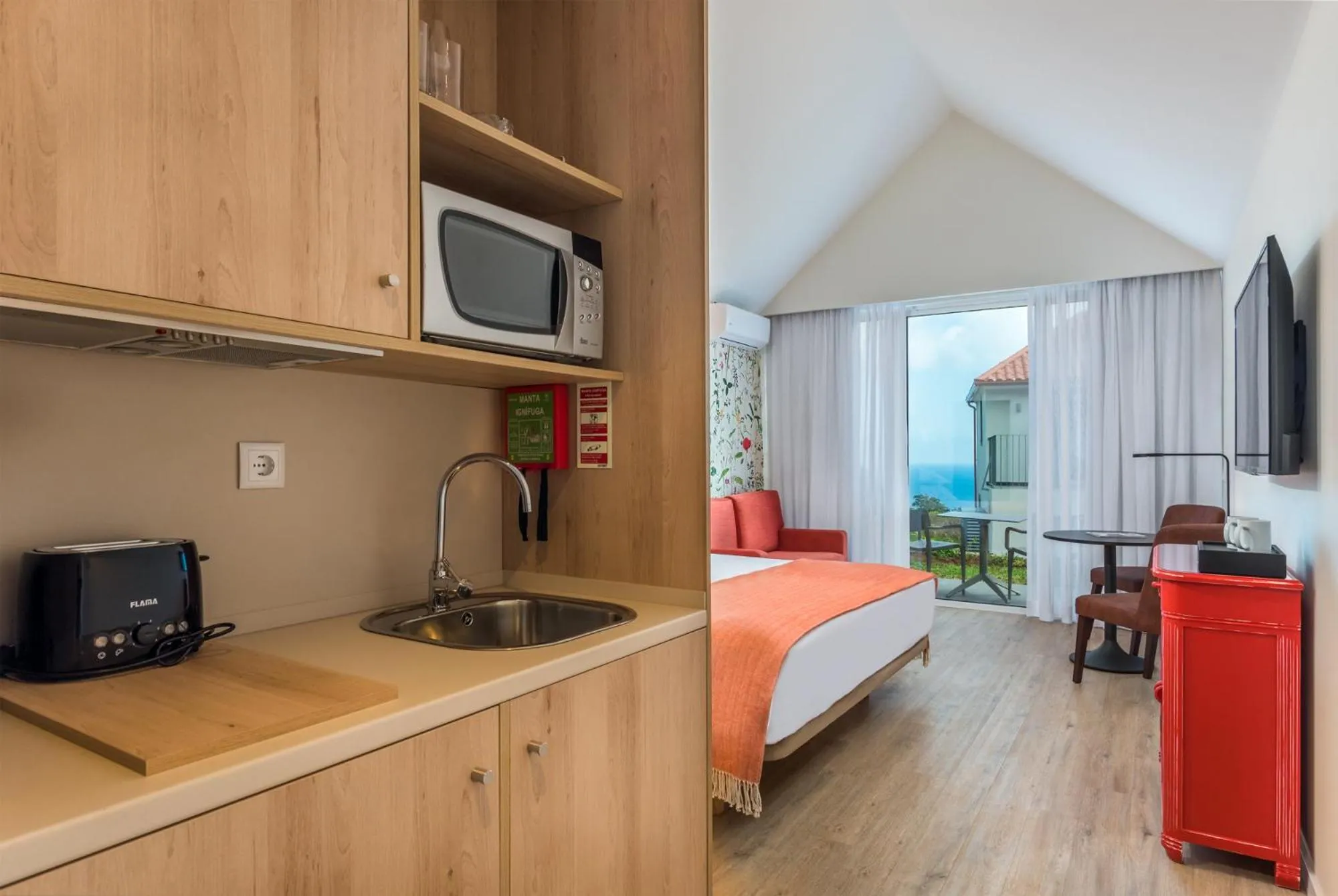 Kitchen or kitchenette, Bed in Pestana Quinta do Arco Nature & Rose Garden Hotel
