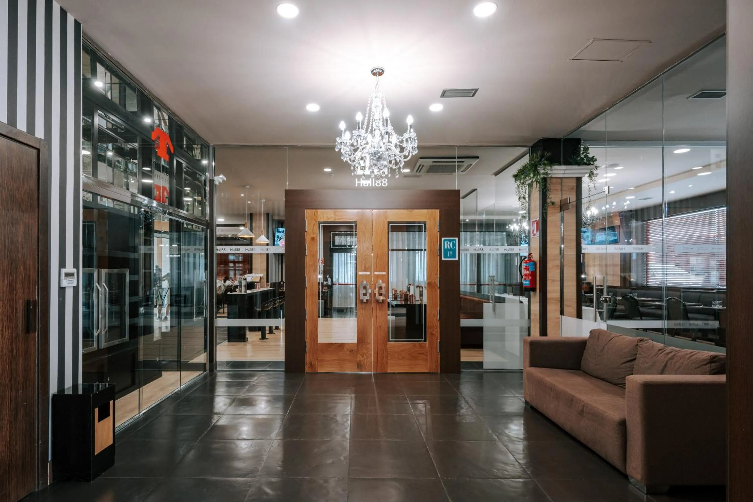 Restaurant/places to eat in Zenit Aparthotel Hall 88