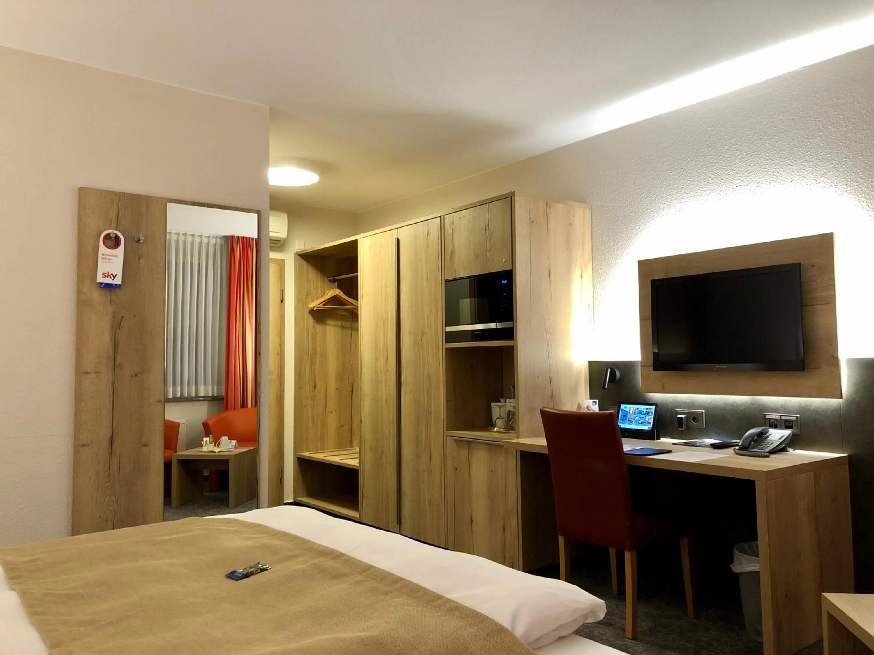 TV and multimedia, Bed in Hotel Merkur