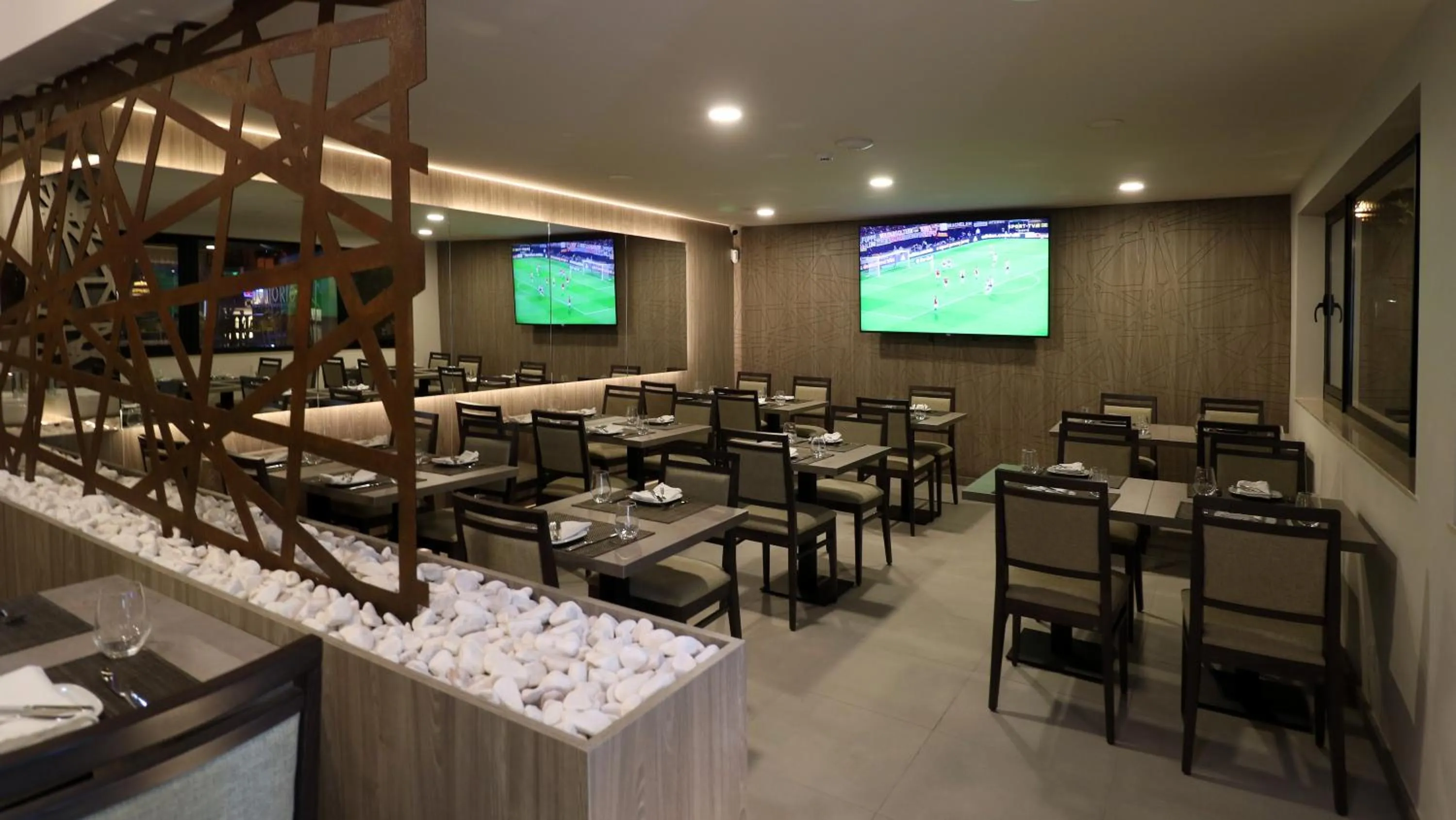 Restaurant/places to eat in Apartamentos Honorio - Pool and Garden